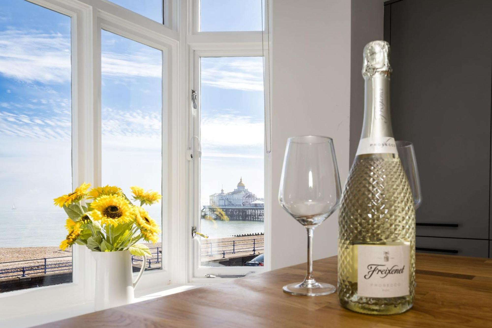 Pier View - Stylish Flat With Sea Views Apartment *
