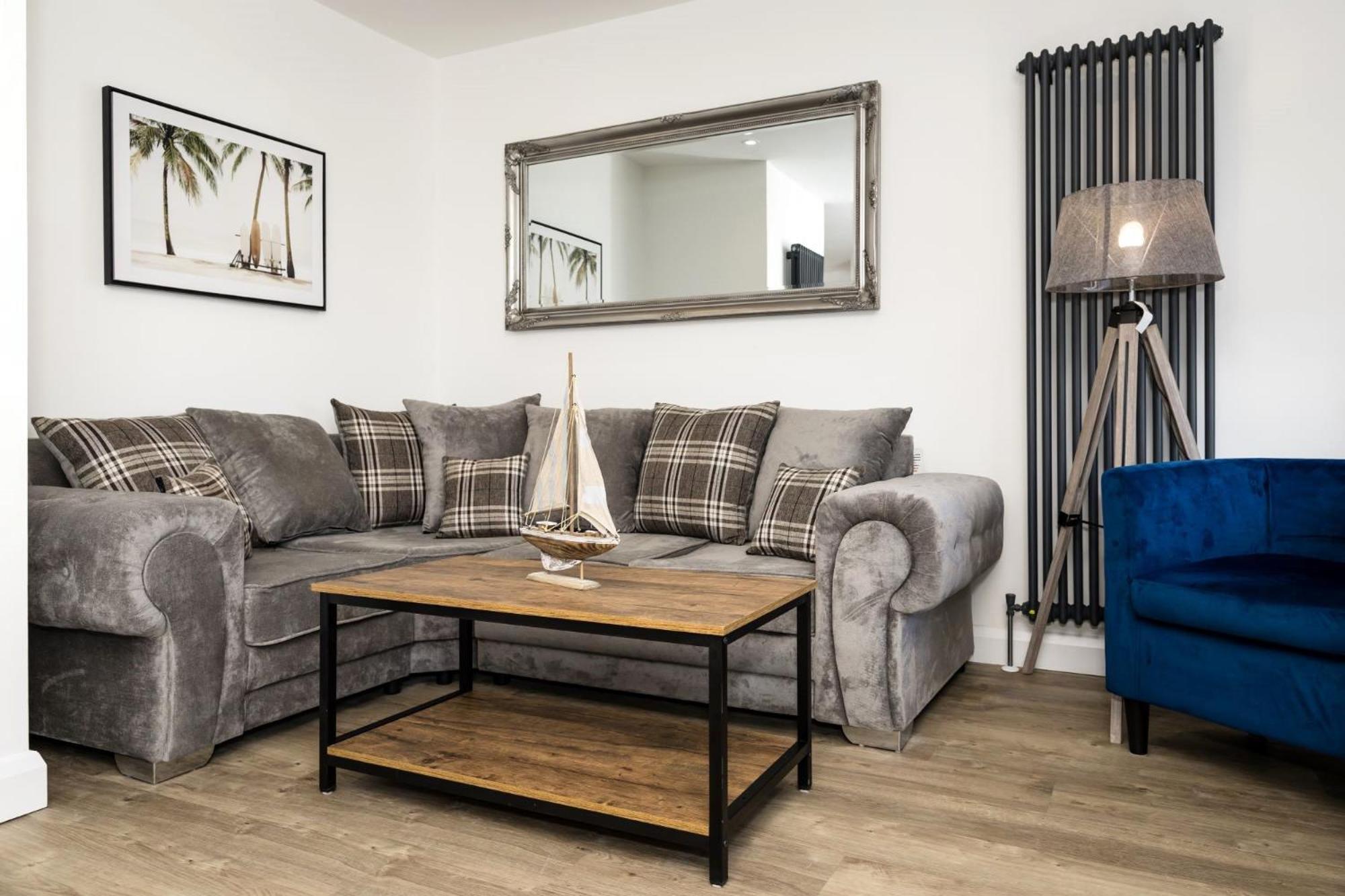 Pier View - Stylish Flat With Sea Views *
