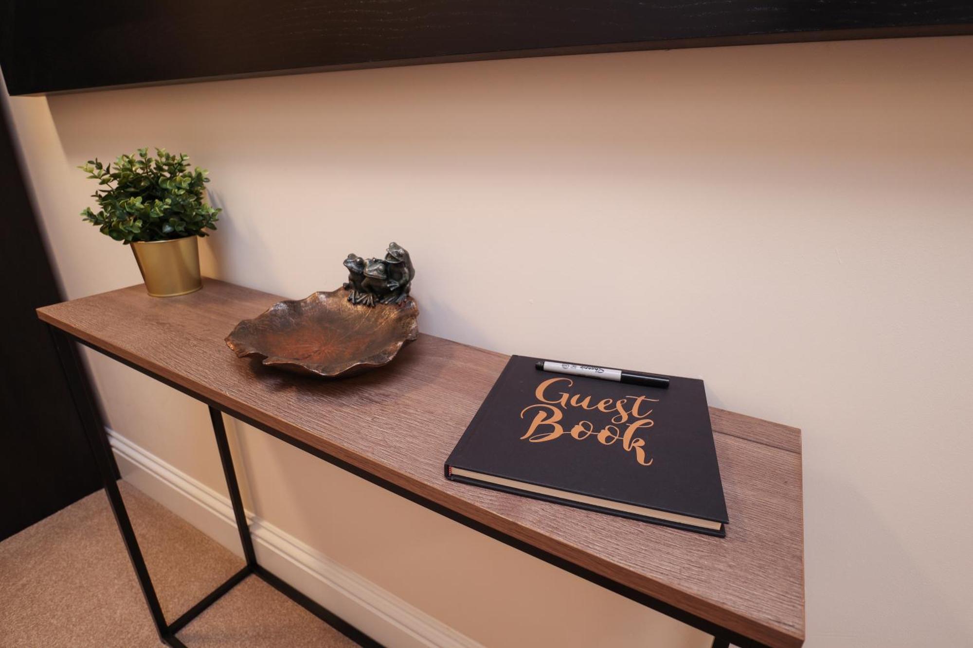New Beginning Two-bedroom In Eastbourne, Private Garden, Free Parking