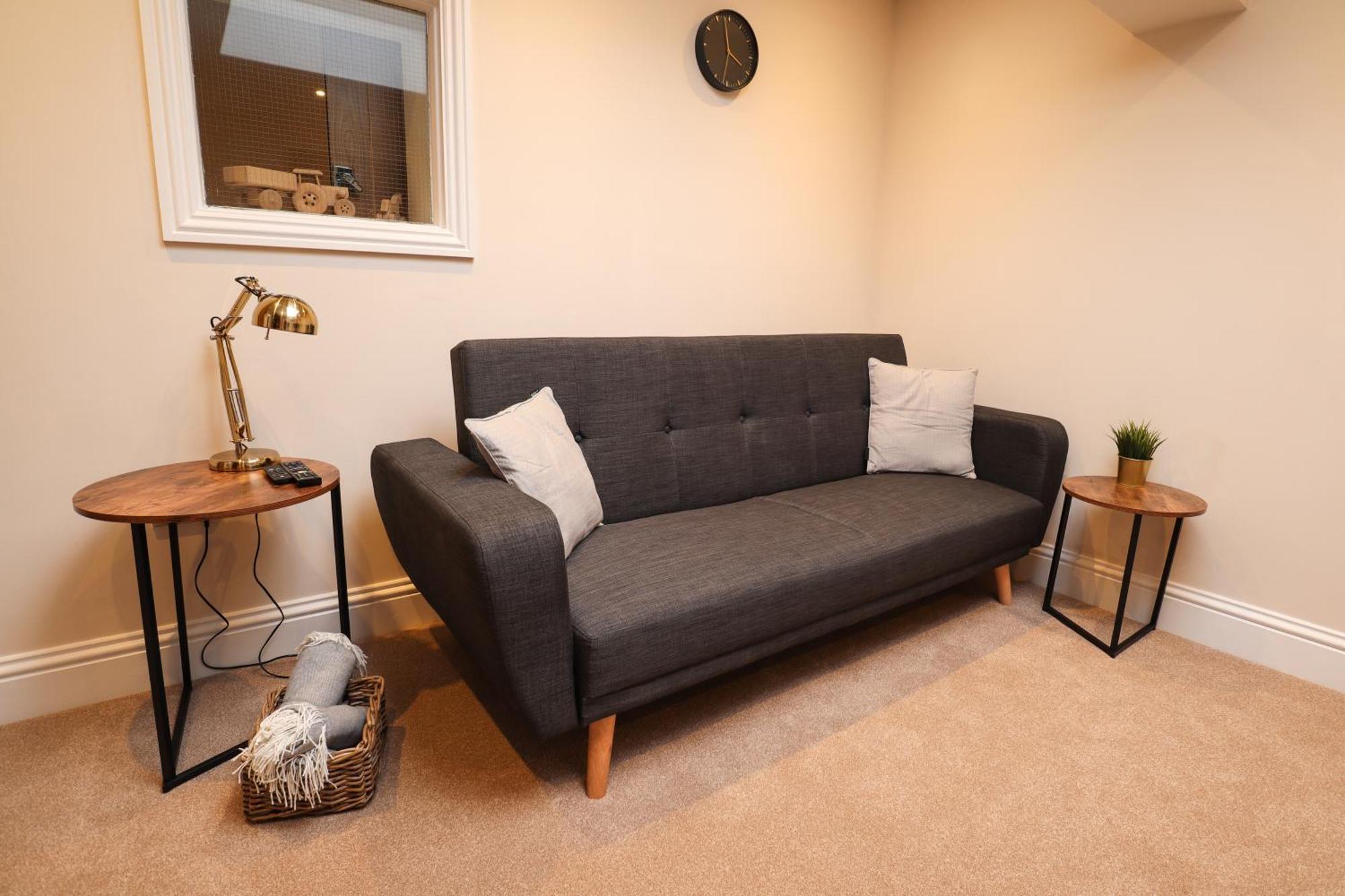 New Beginning Two-bedroom In Eastbourne, Private Garden, Free Parking Apartment