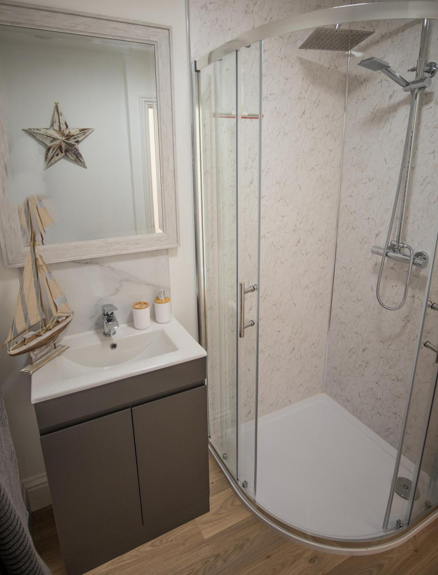 New Beginning Two-bedroom In Eastbourne, Private Garden, Free Parking * Eastbourne