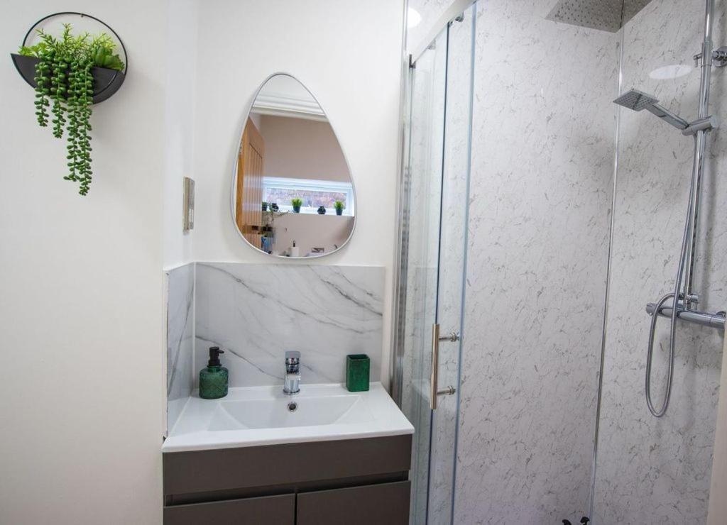 Treetop View Cosy Getaway In Eastbourne, Free Parking, Short And Long Stays, Apartemen Eastbourne