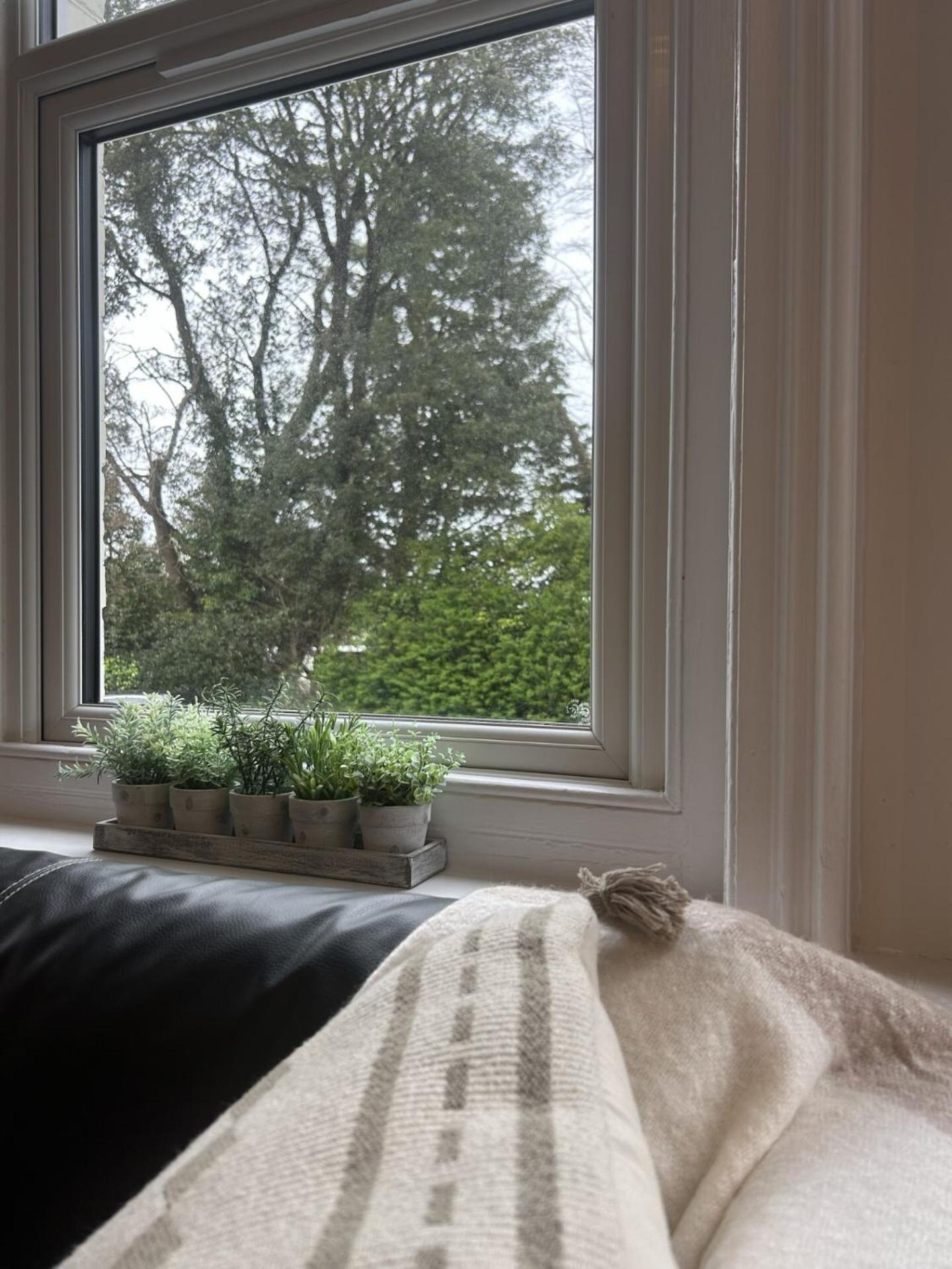 Treetop View Cosy Getaway In Eastbourne, Free Parking, Short And Long Stays,