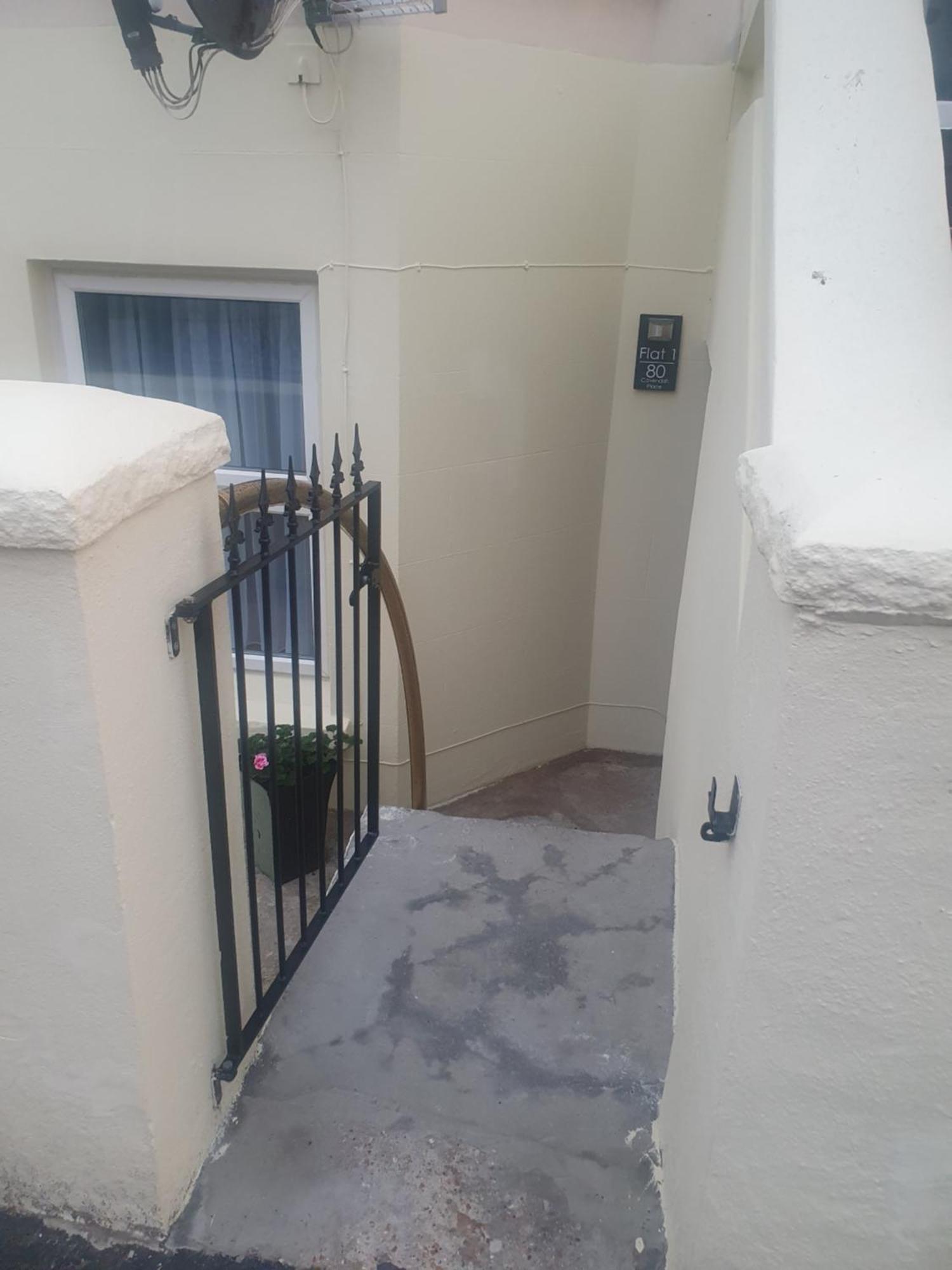 Modern Garden Flat Close To *