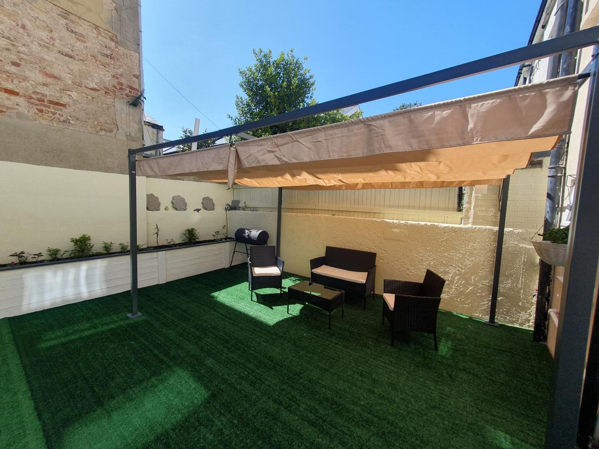 Apartemen Modern Garden Flat Close To *