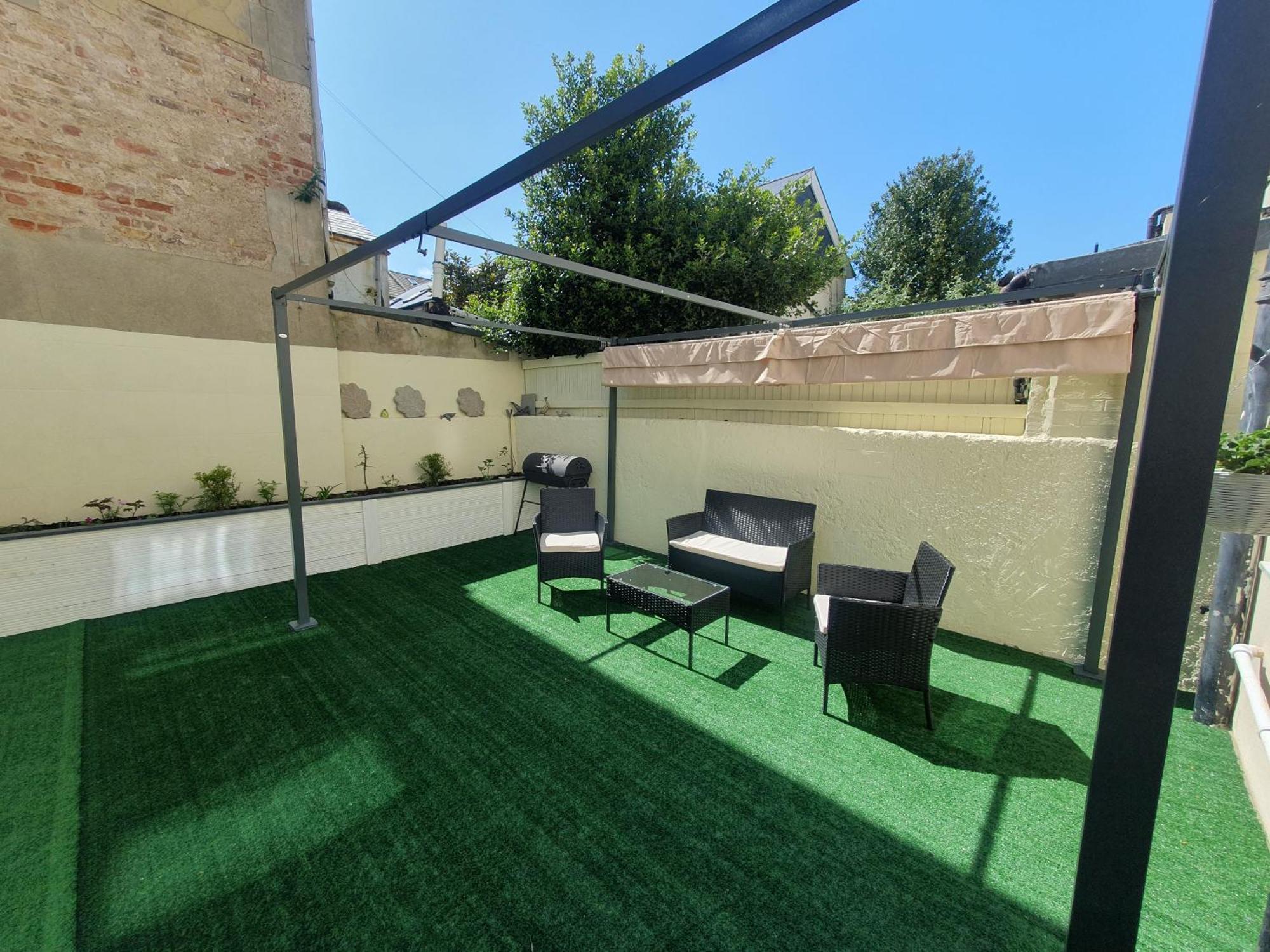 Modern Garden Flat Close To Apartemen *