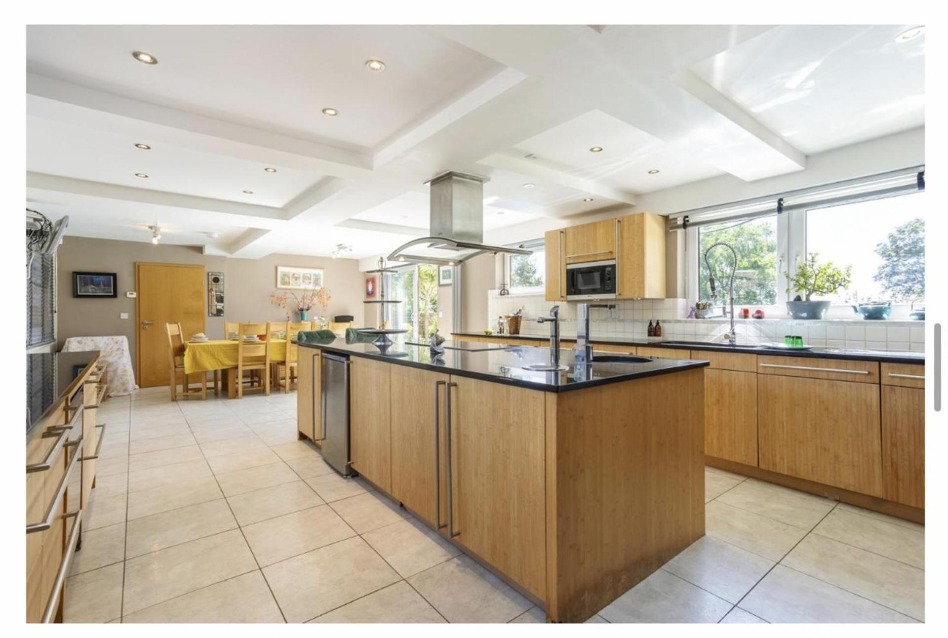 Sleeps10 18-parking-garden-pool-hottub-balcony