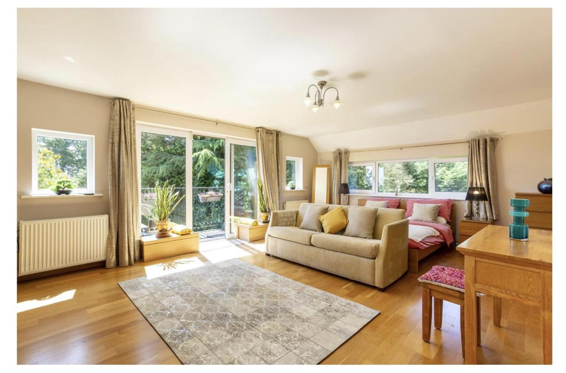 Sleeps10 18-parking-garden-pool-hottub-balcony *