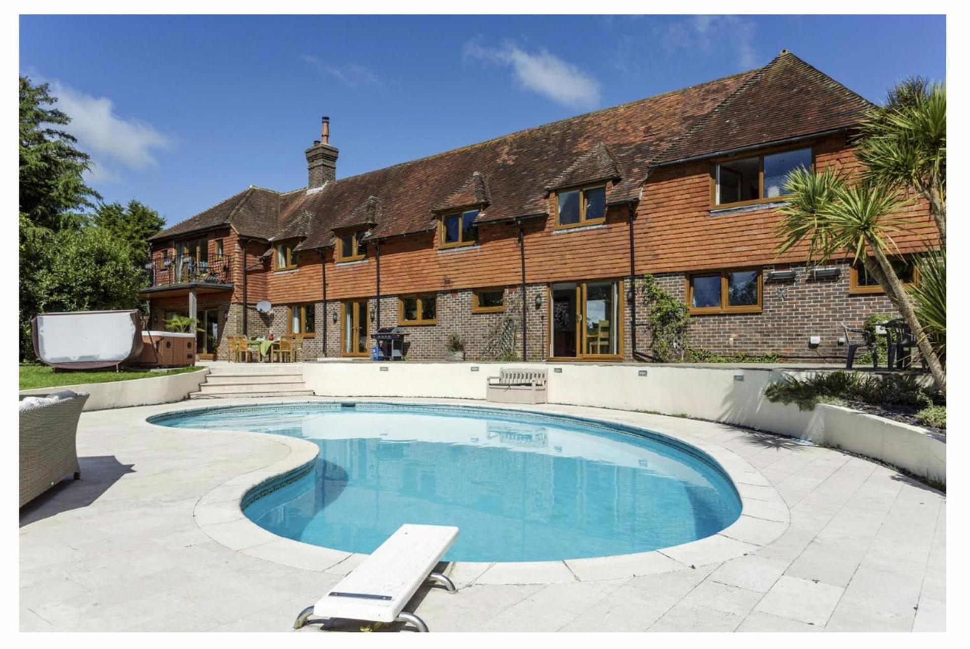 Villa Sleeps10 18-parking-garden-pool-hottub-balcony Eastbourne