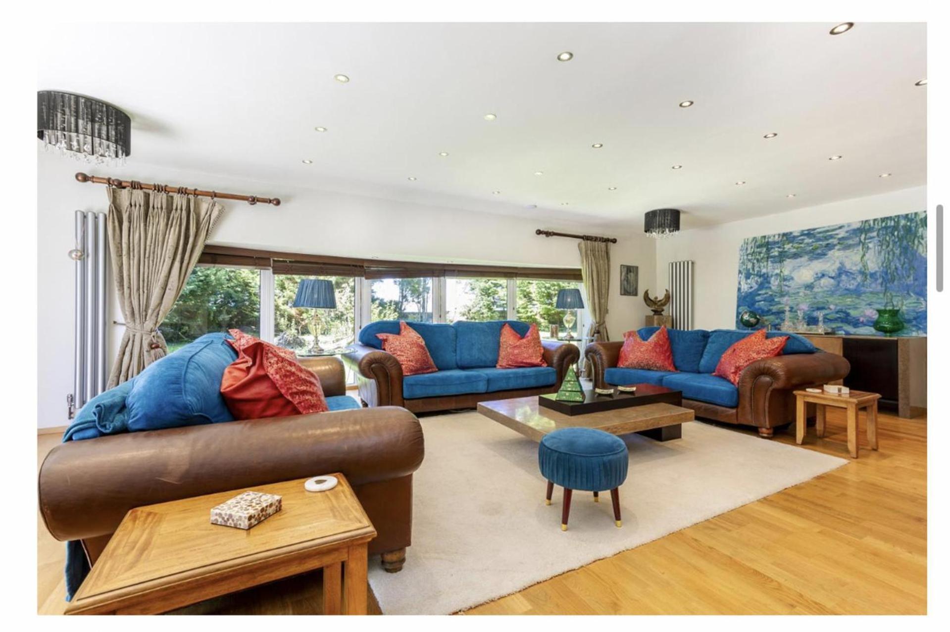 Sleeps10 18-parking-garden-pool-hottub-balcony *