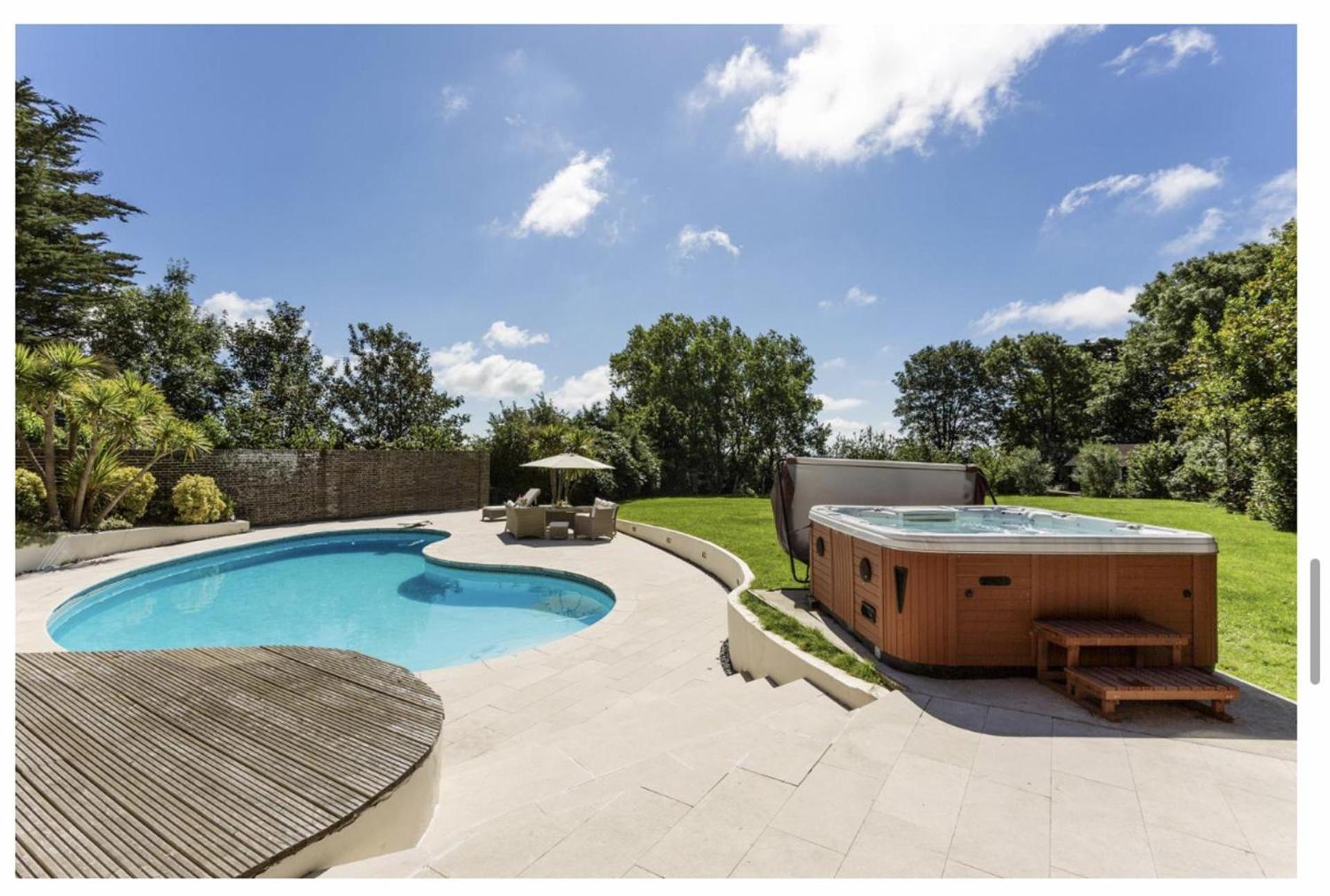 Sleeps10 18-parking-garden-pool-hottub-balcony Villa