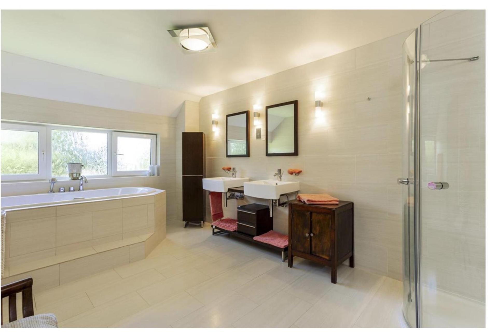 Villa Sleeps10 18-parking-garden-pool-hottub-balcony *