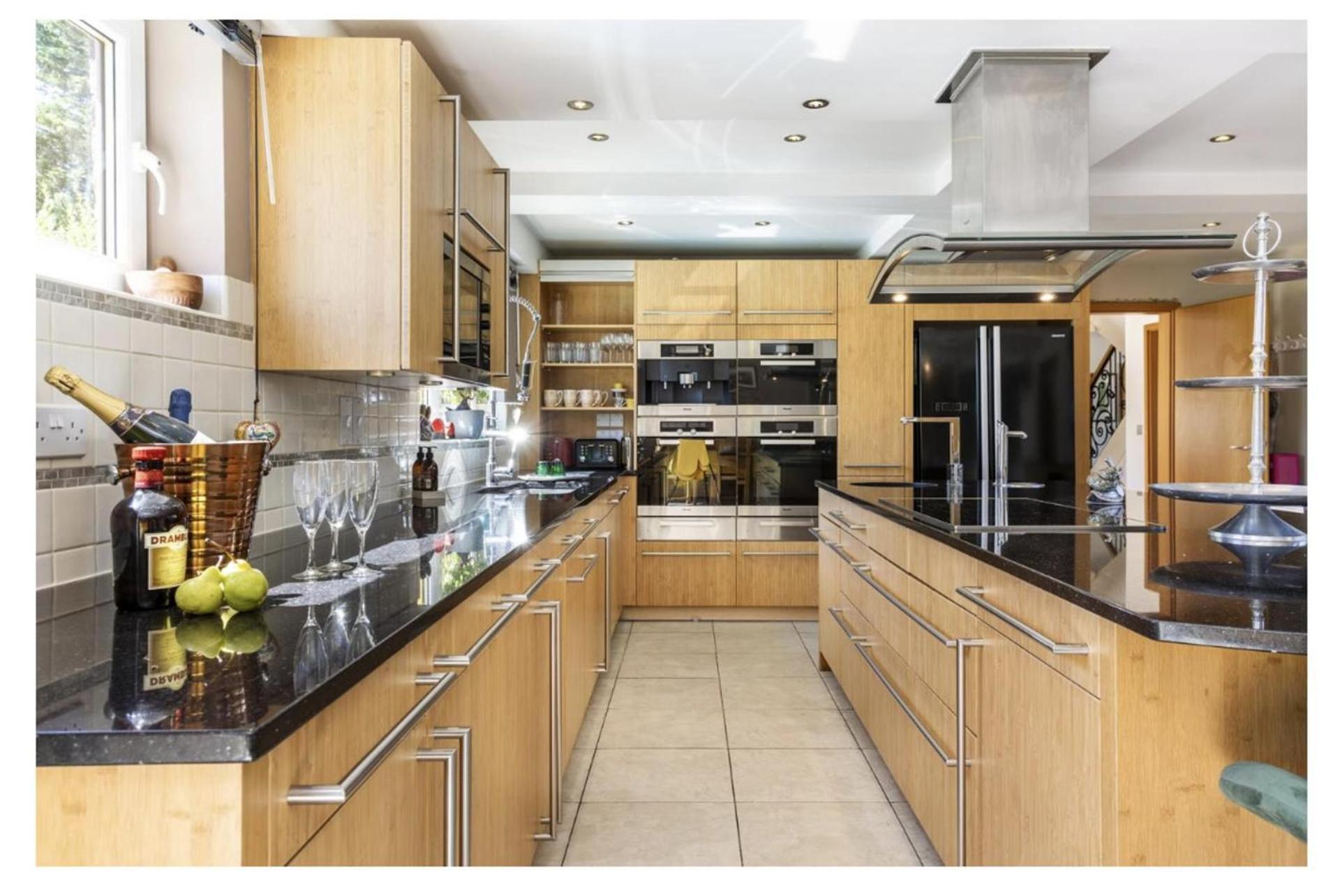 Villa Sleeps10 18-parking-garden-pool-hottub-balcony *