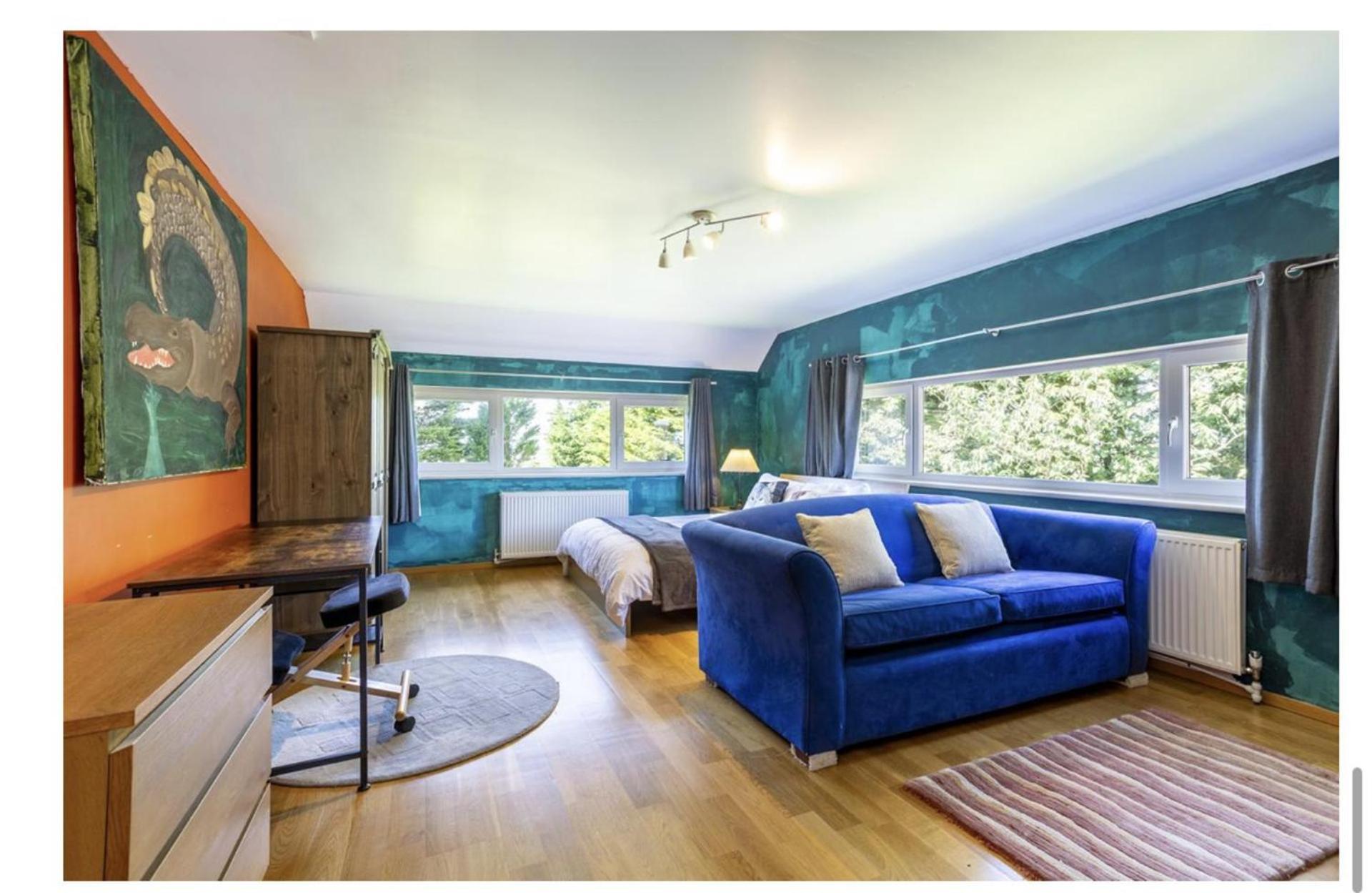 Sleeps10 18-parking-garden-pool-hottub-balcony