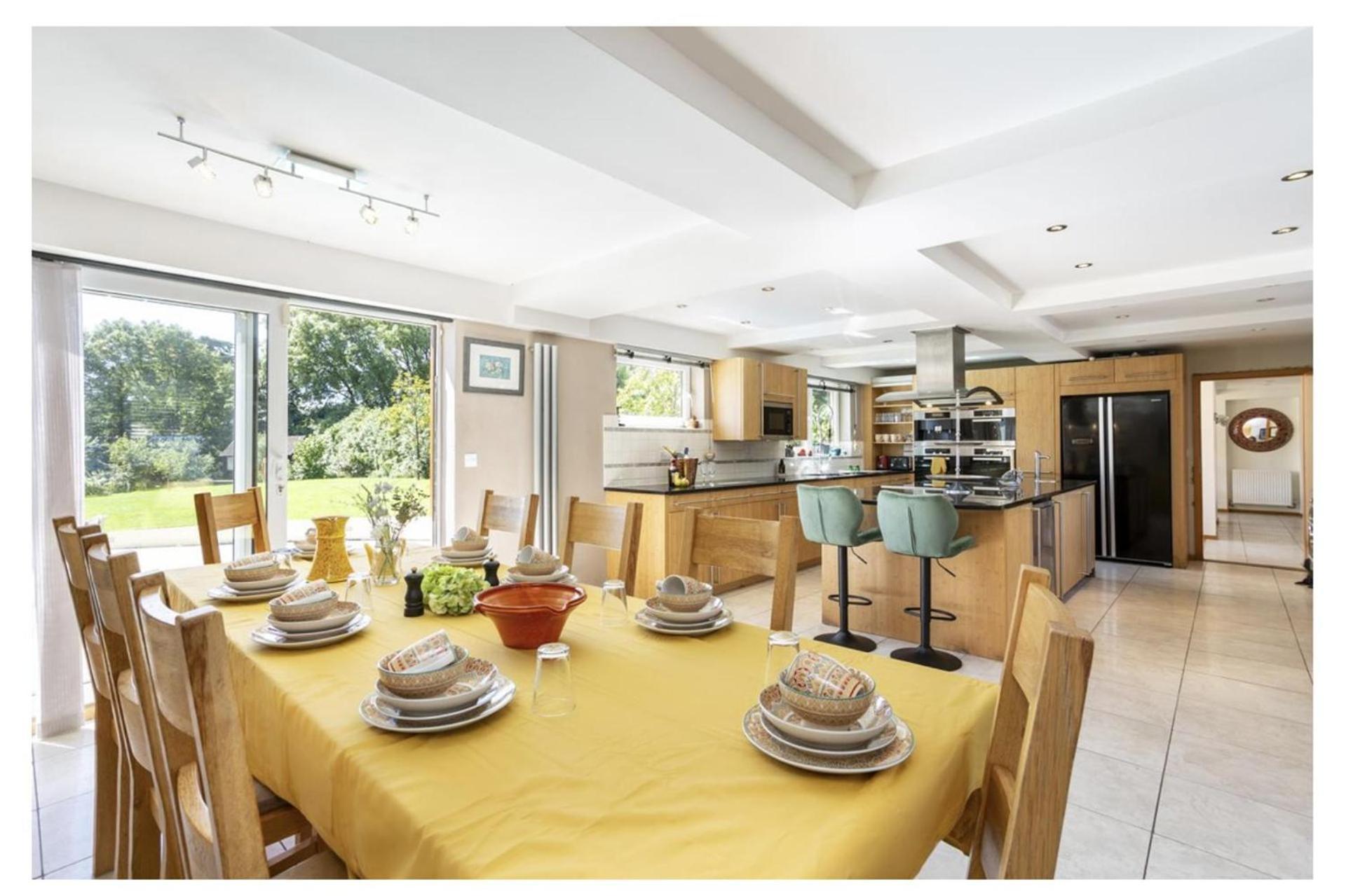 Sleeps10 18-parking-garden-pool-hottub-balcony Villa
