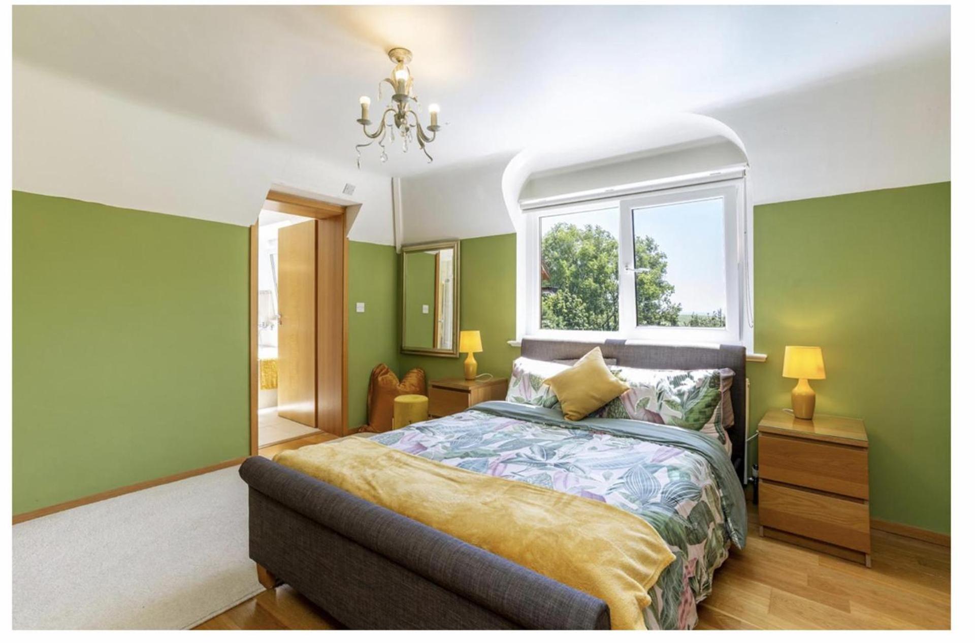 Sleeps10 18-parking-garden-pool-hottub-balcony *
