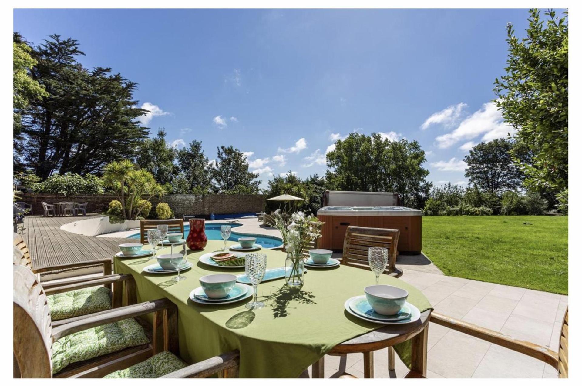 Sleeps10 18-parking-garden-pool-hottub-balcony * Eastbourne
