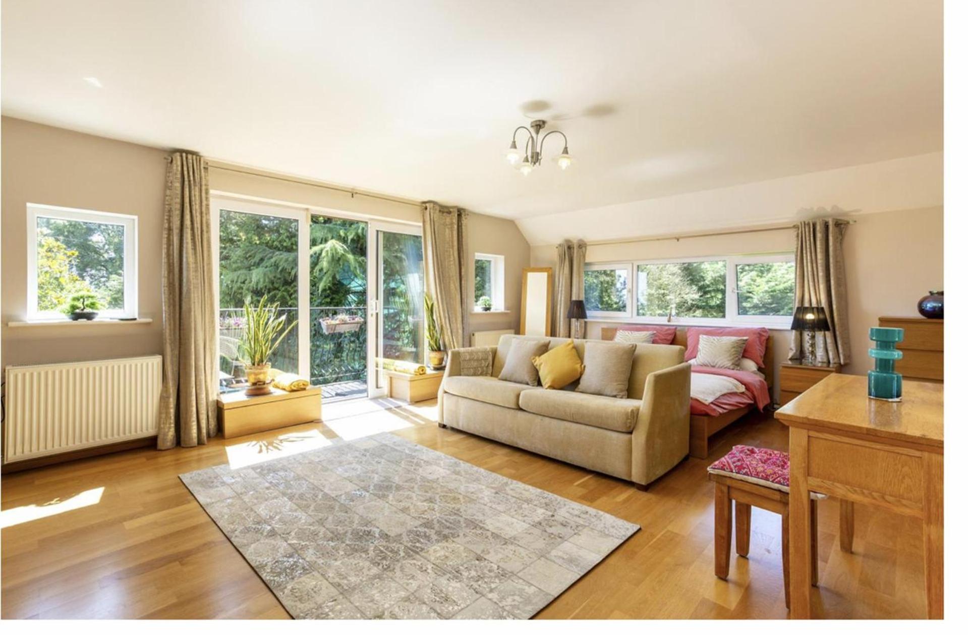 Sleeps10 18-parking-garden-pool-hottub-balcony