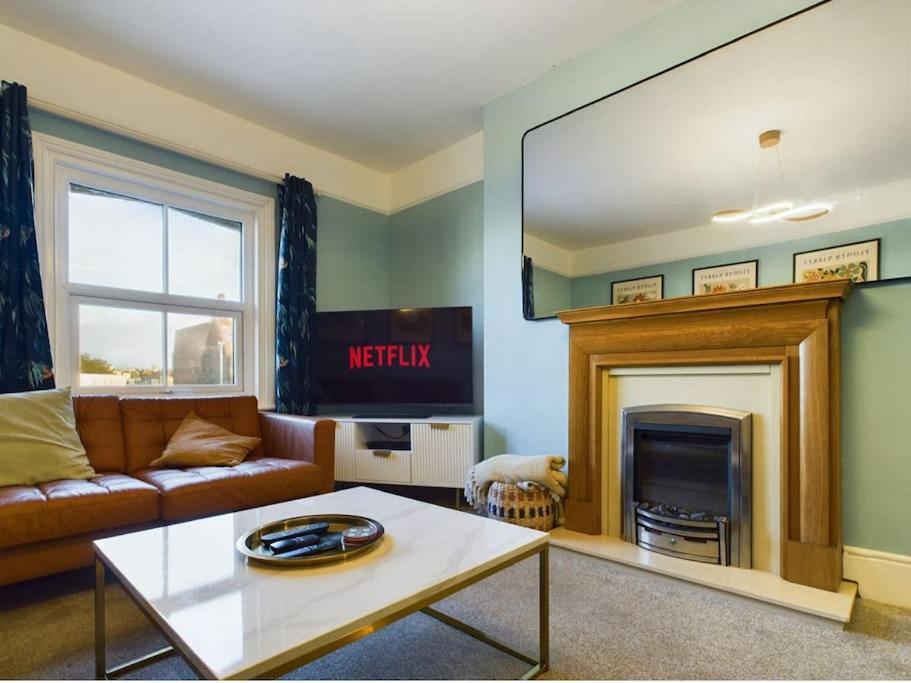 Escape With Rooftop Jacuzzi Apartment