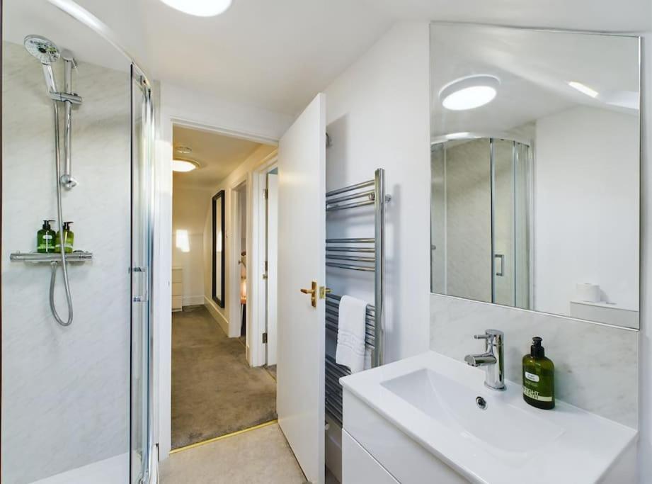 Escape With Rooftop Jacuzzi Apartment Eastbourne