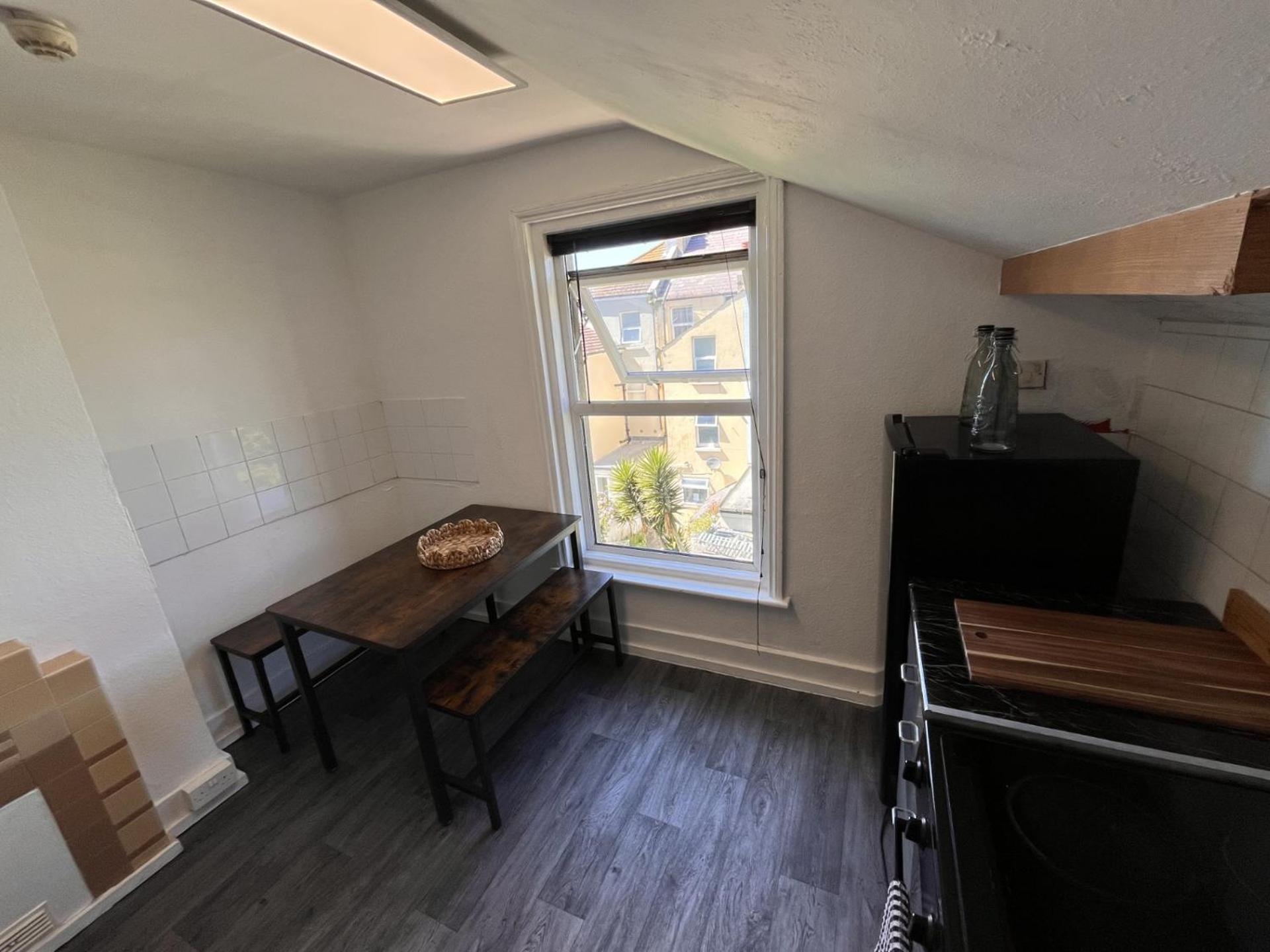 Second Floor 3 Bedroom Flat In The Town Centre *