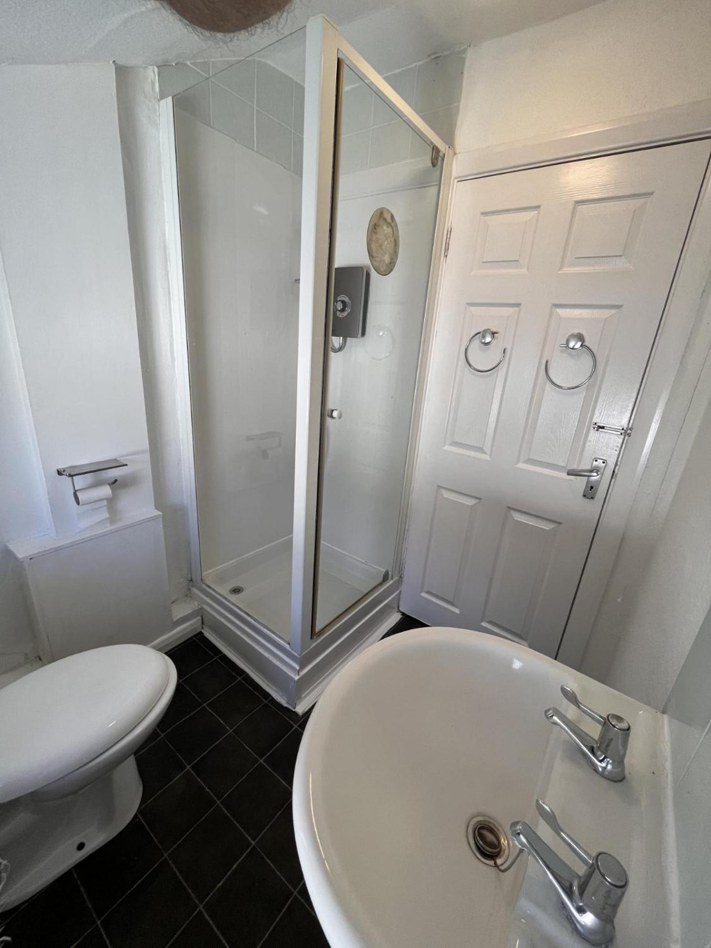 Second Floor 3 Bedroom Flat In The Town Centre * Eastbourne