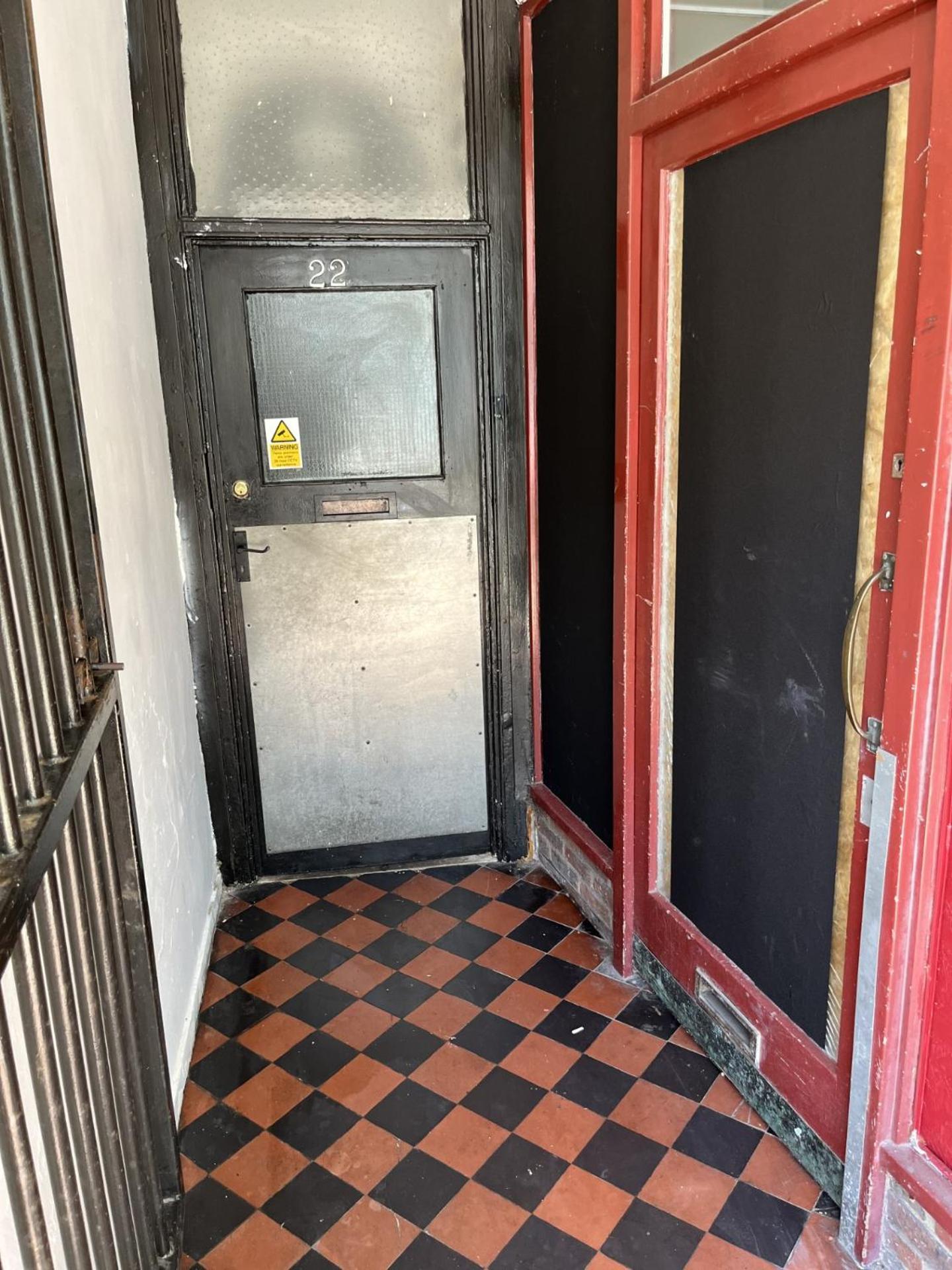 Second Floor 3 Bedroom Flat In The Town Centre *