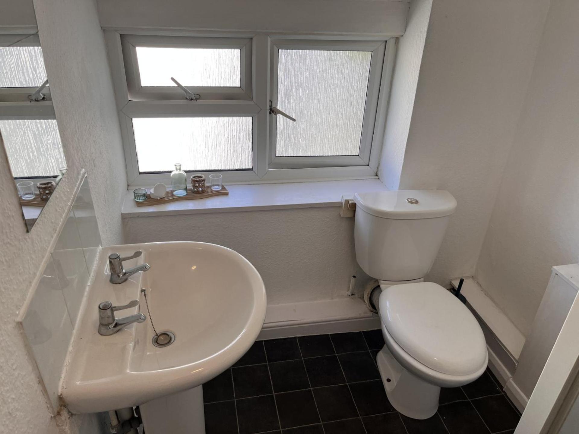 Second Floor 3 Bedroom Flat In The Town Centre