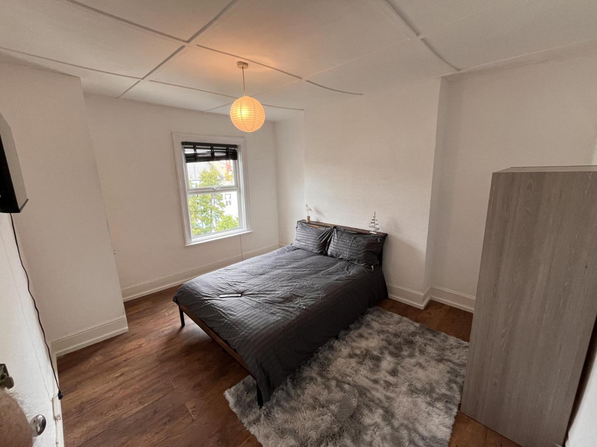 Second Floor 3 Bedroom Flat In The Town Centre Apartment