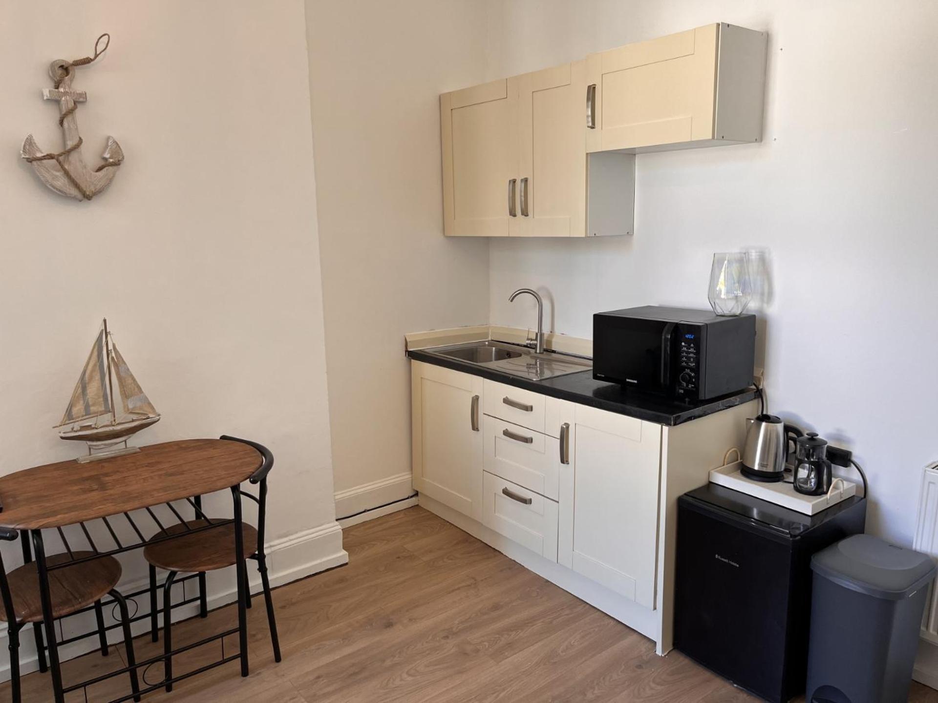 With Kitchenette And Shared Bathroom In The Centre Eastbourne