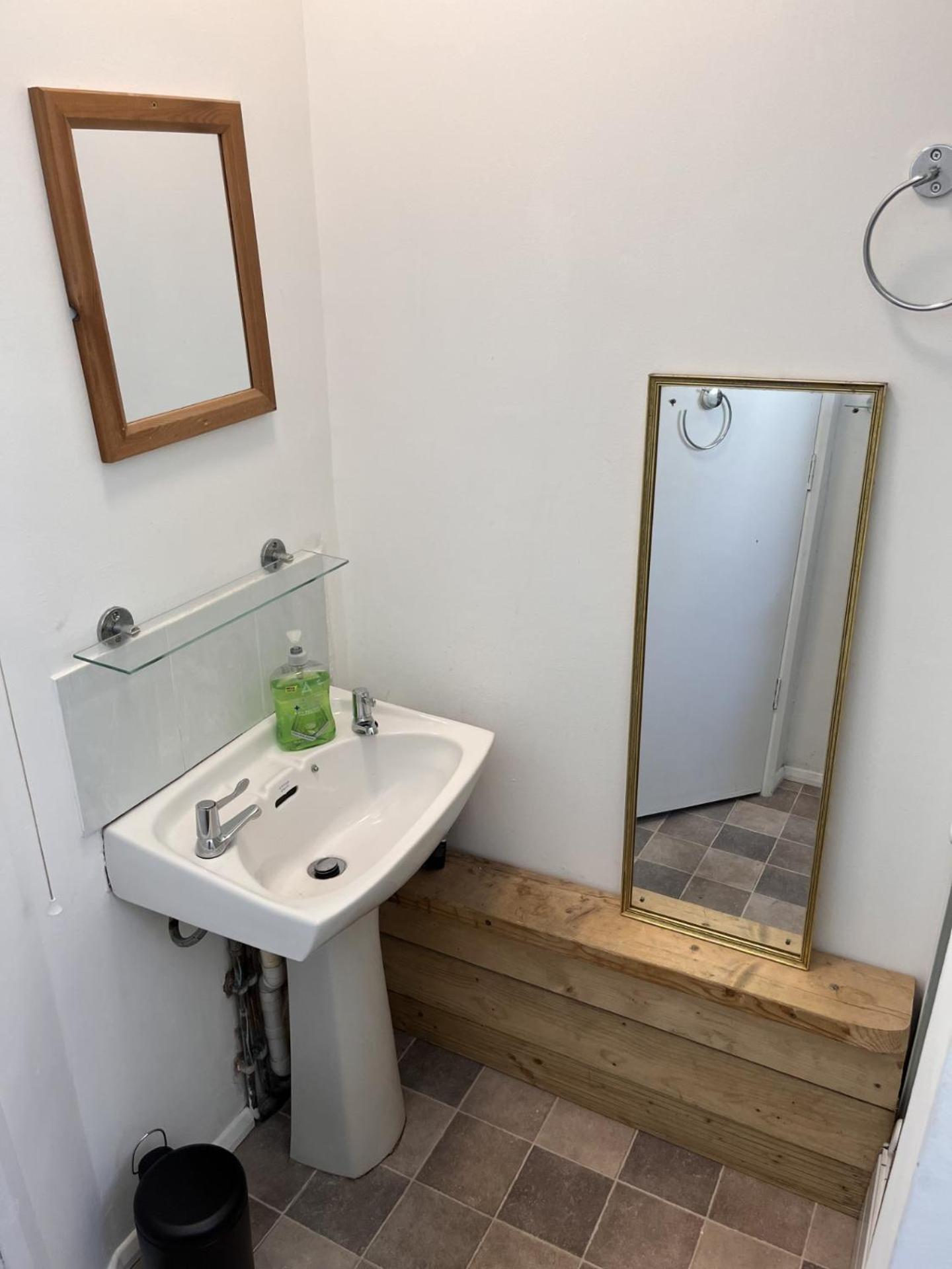With Kitchenette And Shared Bathroom In The Centre