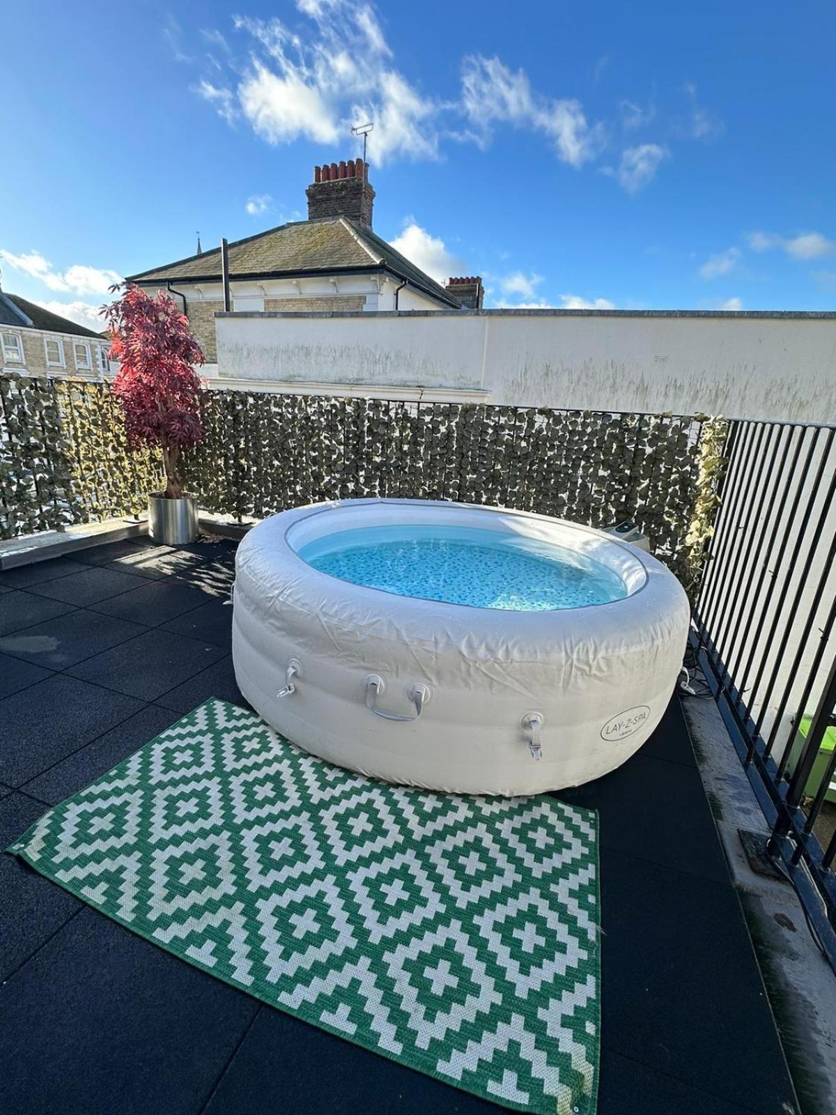 Escape With Rooftop Jacuzzi Apartment