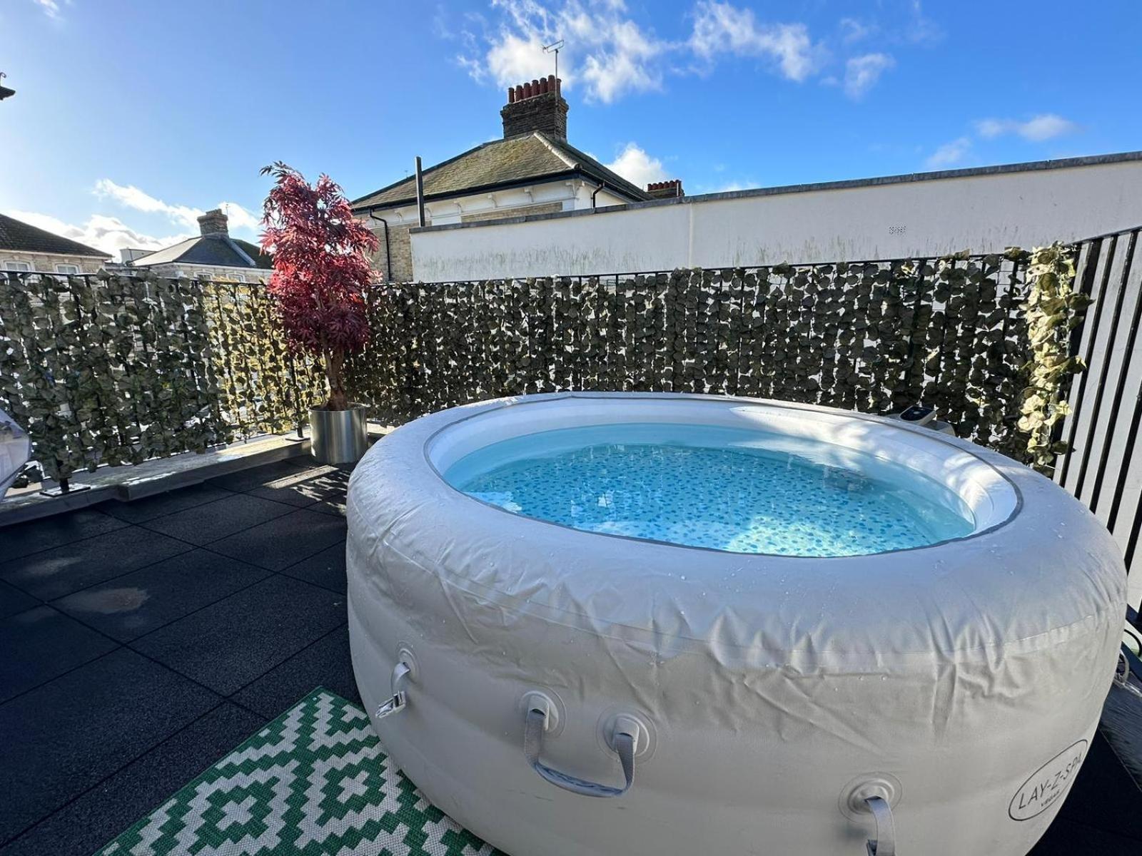 Escape With Rooftop Jacuzzi Apartment