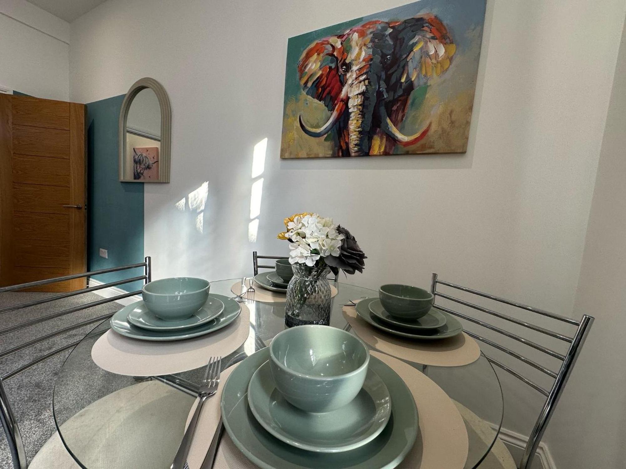 Coastal - - 2 Beds - Contractors Apartment *
