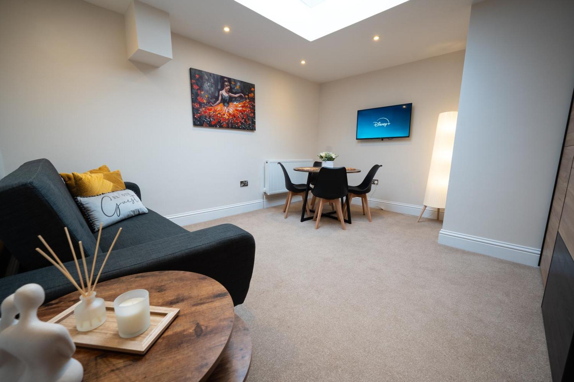 Apartment Central, Modern, Close To Hospital,2 Bedroom With Garden, Long Booking Welcome *