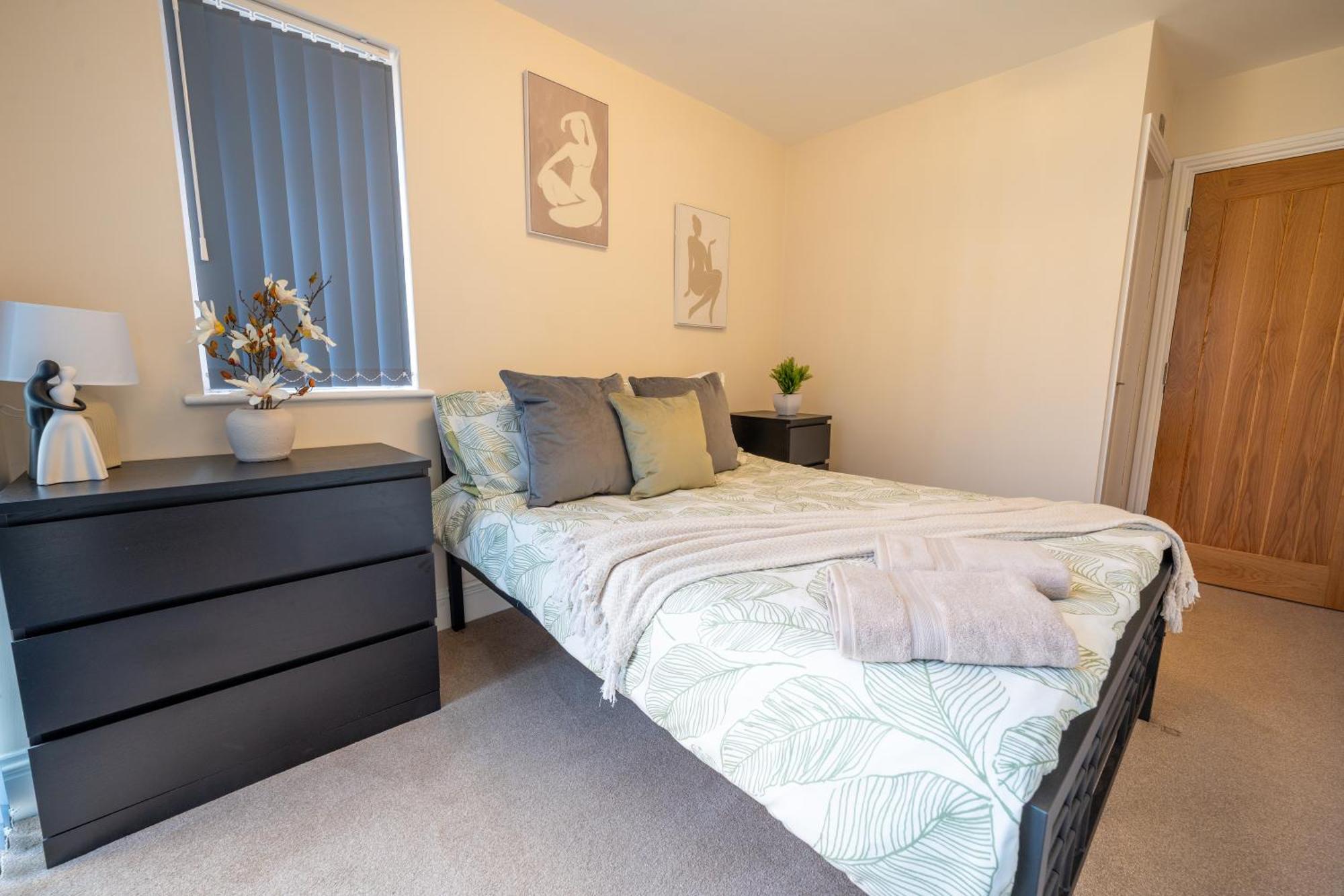 Central, Modern, Close To Hospital,2 Bedroom With Garden, Long Booking Welcome *