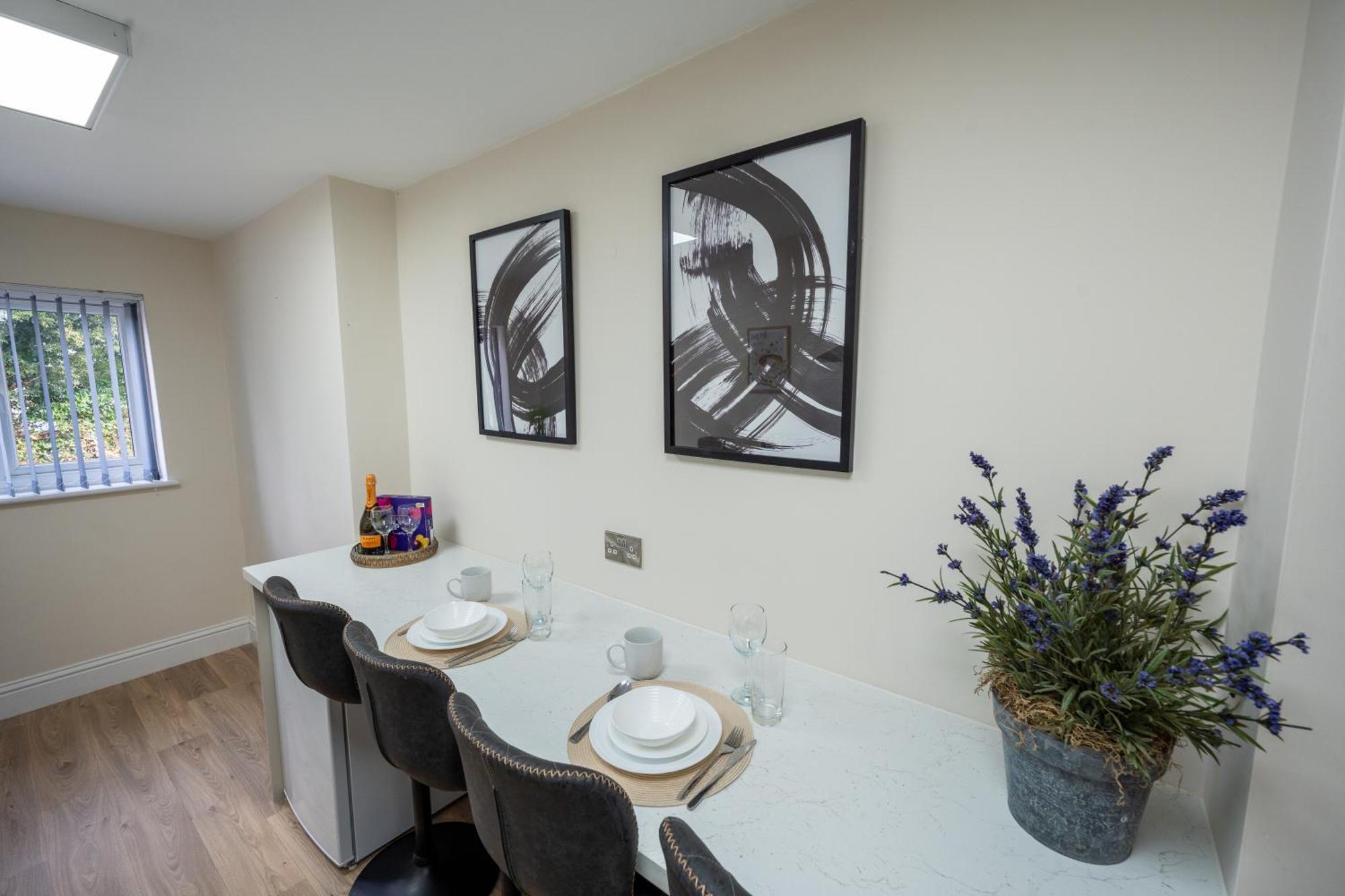 Central, Modern, Close To Hospital,2 Bedroom With Garden, Long Booking Welcome *