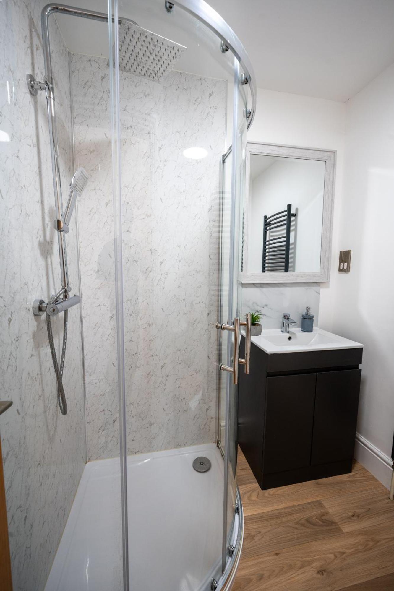 Central, Modern, Close To Hospital,2 Bedroom With Garden, Long Booking Welcome *