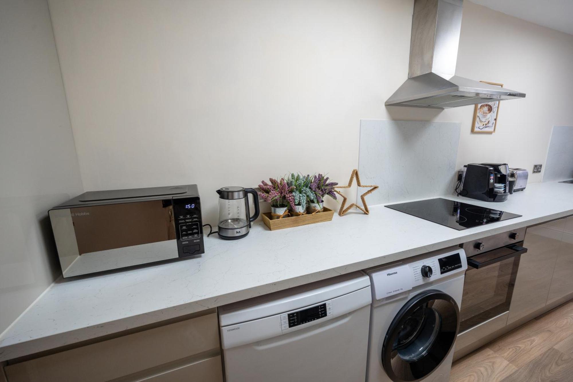 Central, Modern, Close To Hospital,2 Bedroom With Garden, Long Booking Welcome Apartment *