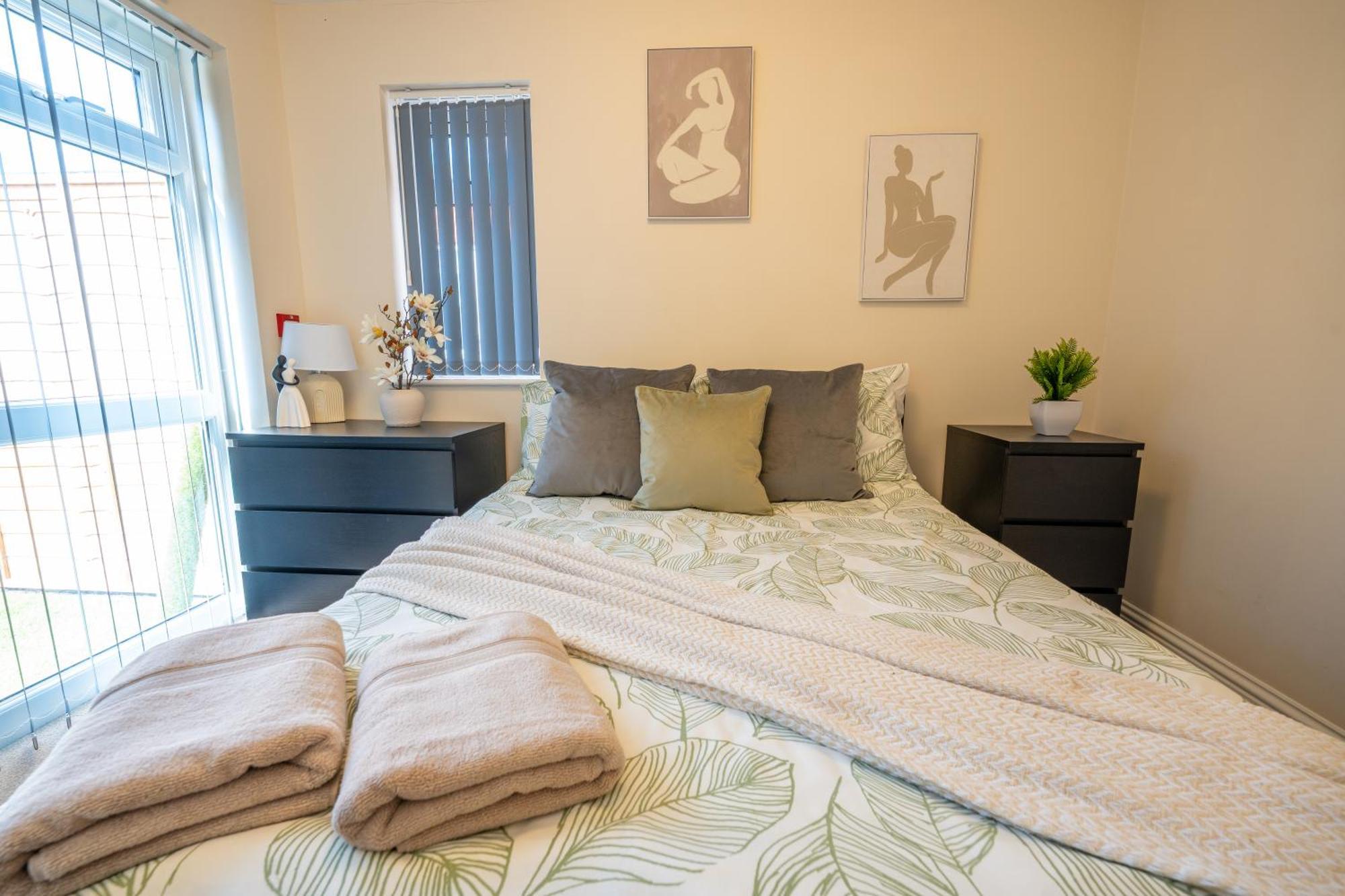 Apartment Central, Modern, Close To Hospital,2 Bedroom With Garden, Long Booking Welcome