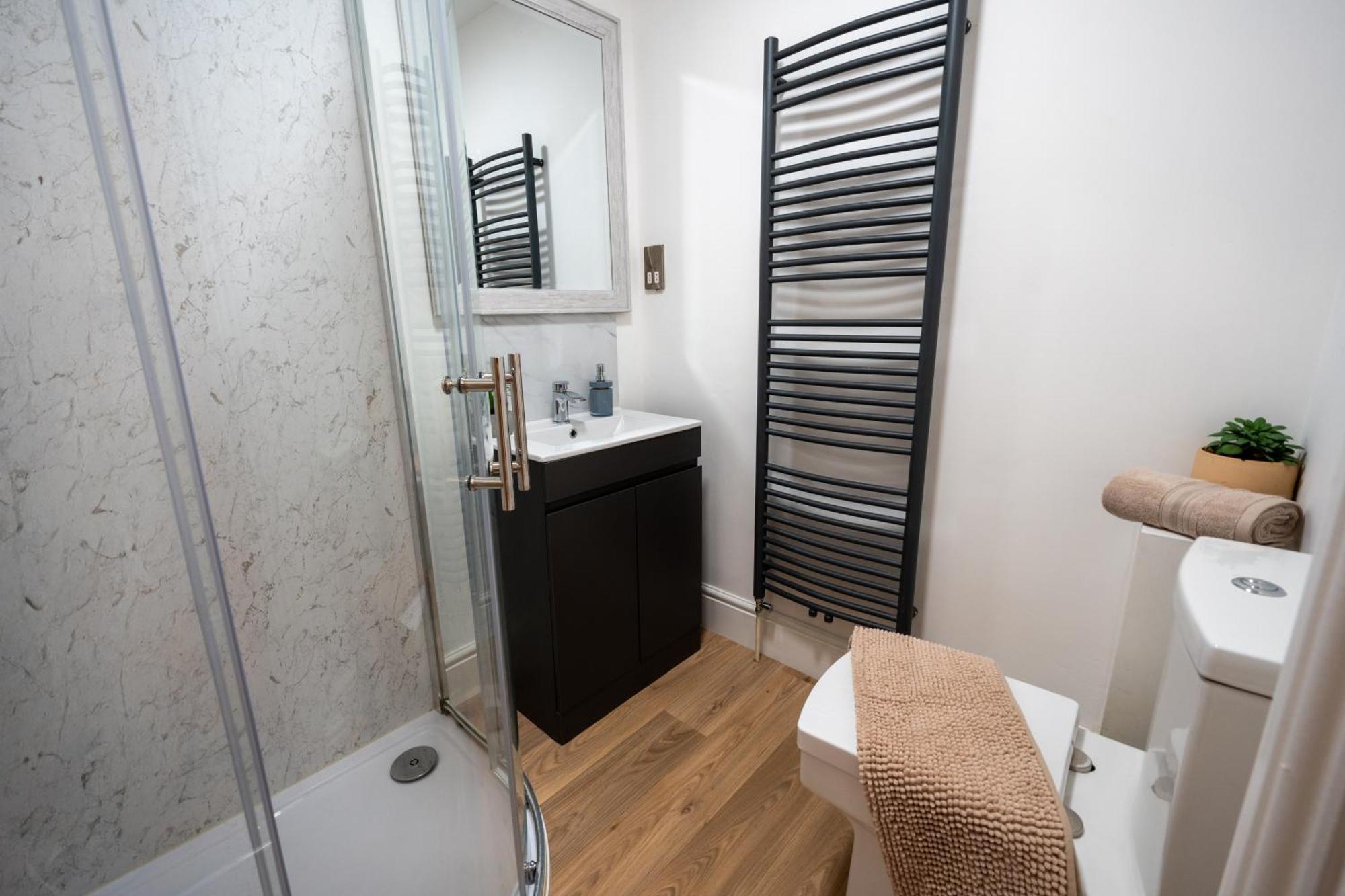 Central, Modern, Close To Hospital,2 Bedroom With Garden, Long Booking Welcome Apartment