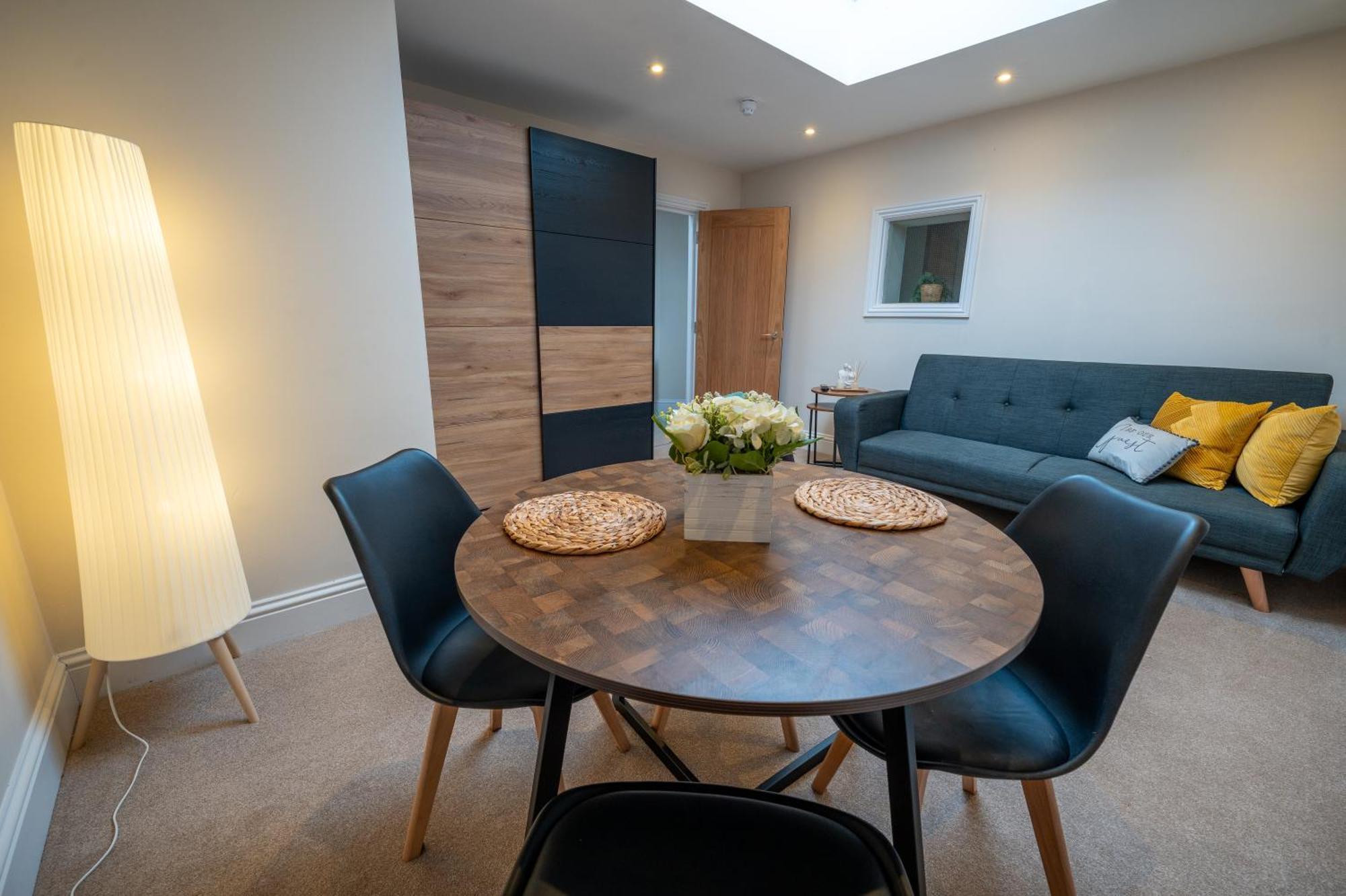 Central, Modern, Close To Hospital,2 Bedroom With Garden, Long Booking Welcome Apartment *
