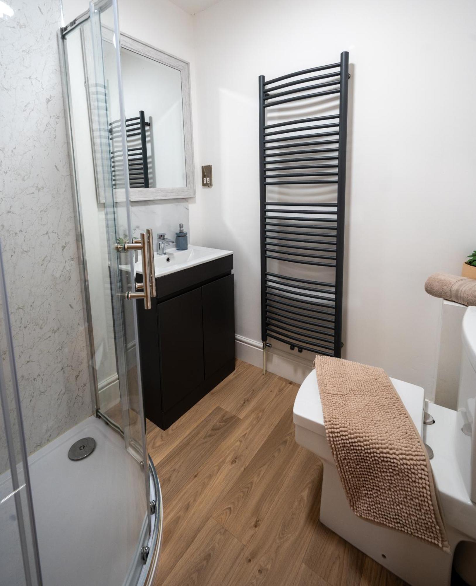 Central, Modern, Close To Hospital,2 Bedroom With Garden, Long Booking Welcome Apartment *