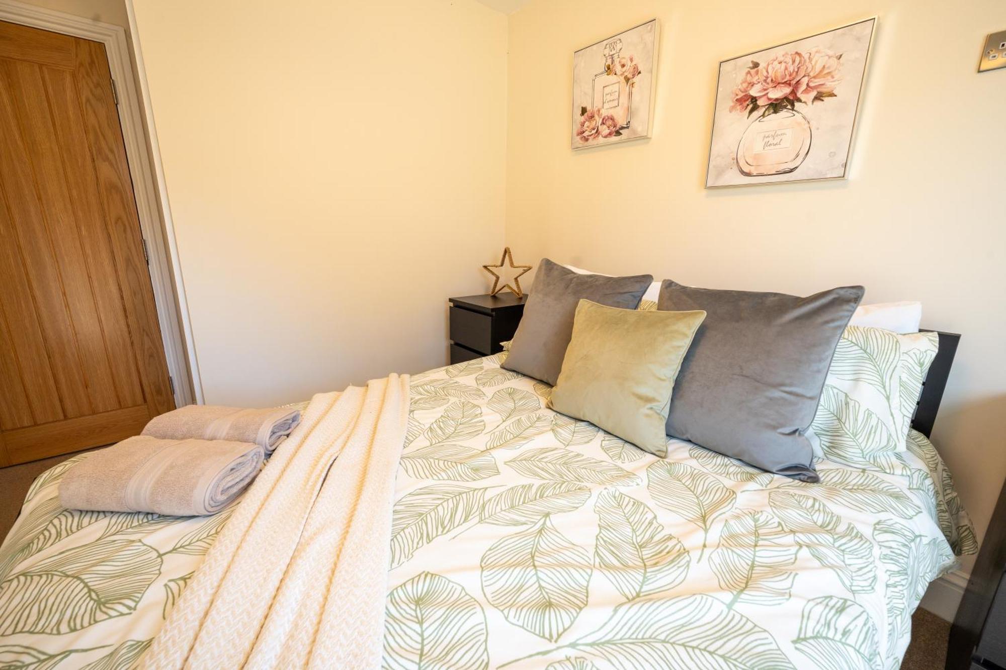 Apartment Central, Modern, Close To Hospital,2 Bedroom With Garden, Long Booking Welcome *