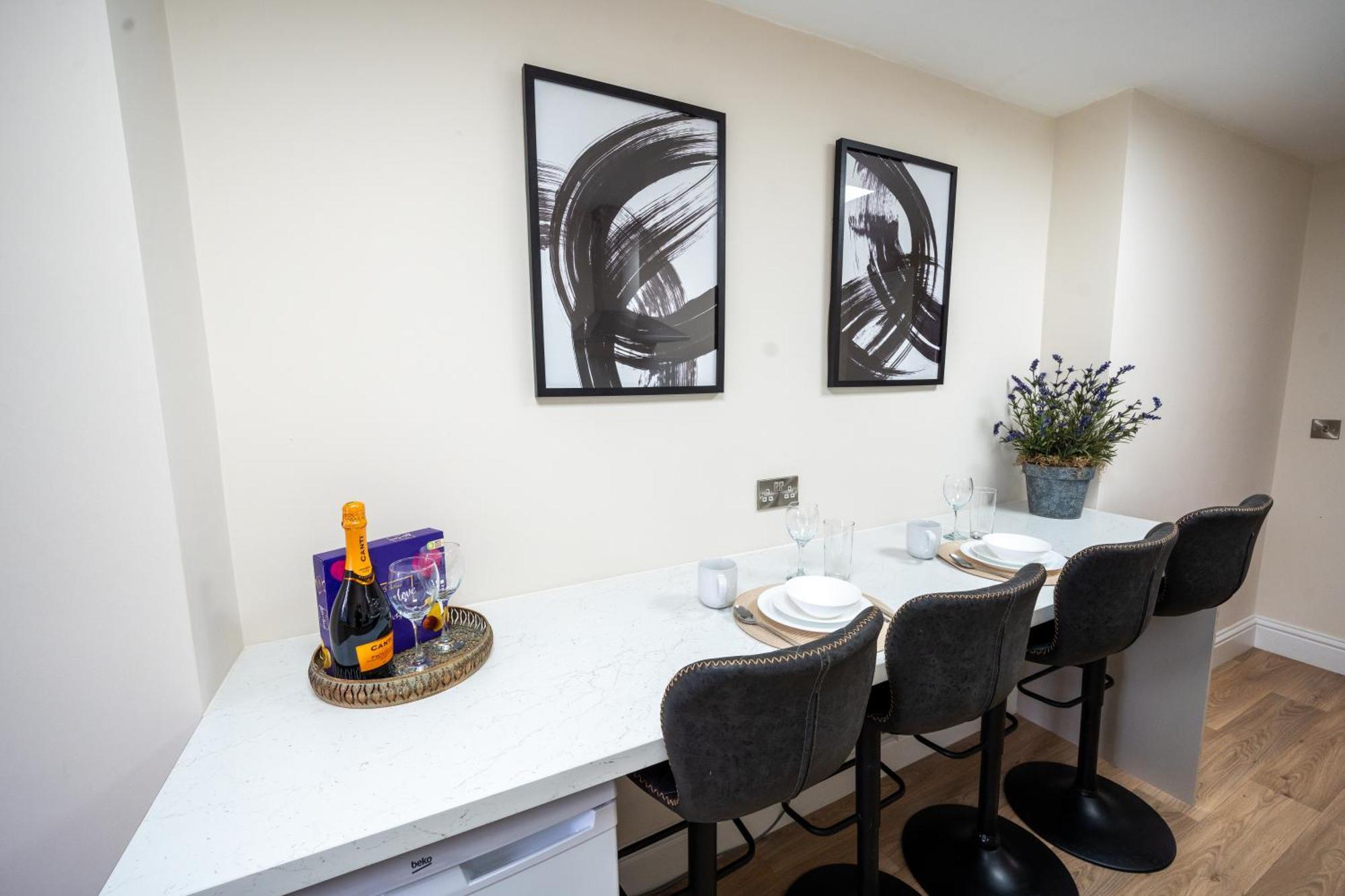 Central, Modern, Close To Hospital,2 Bedroom With Garden, Long Booking Welcome *