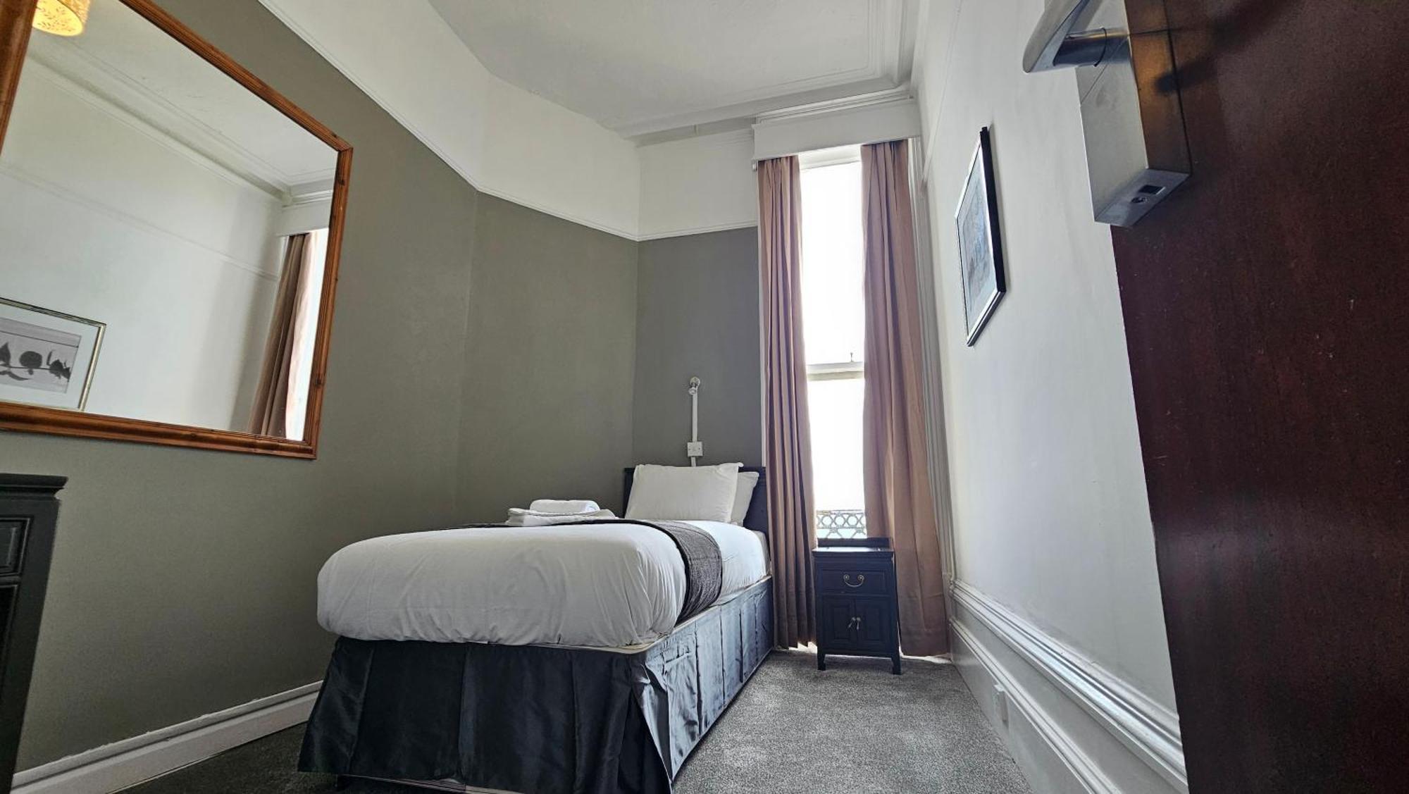 Hotel The 3*