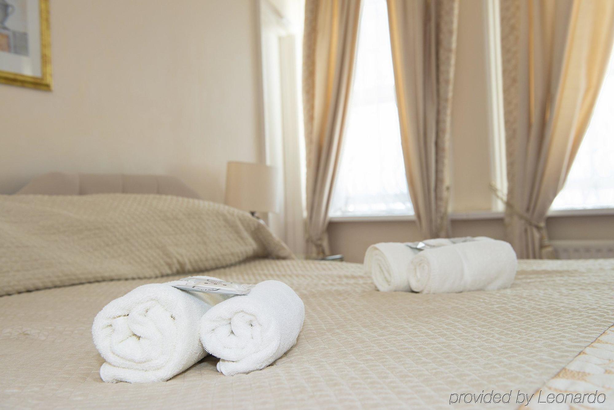 Hotel Albany Lions