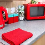 New Sunset Square Eastbourne 2 Bed Apartment, Long Stay Welcome