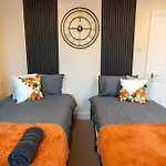 Stylish Gateway-2 Bedroom House -5 Minutes From The Beach