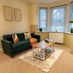 Stylish Gateway-2 Bedroom House -5 Minutes From The Beach